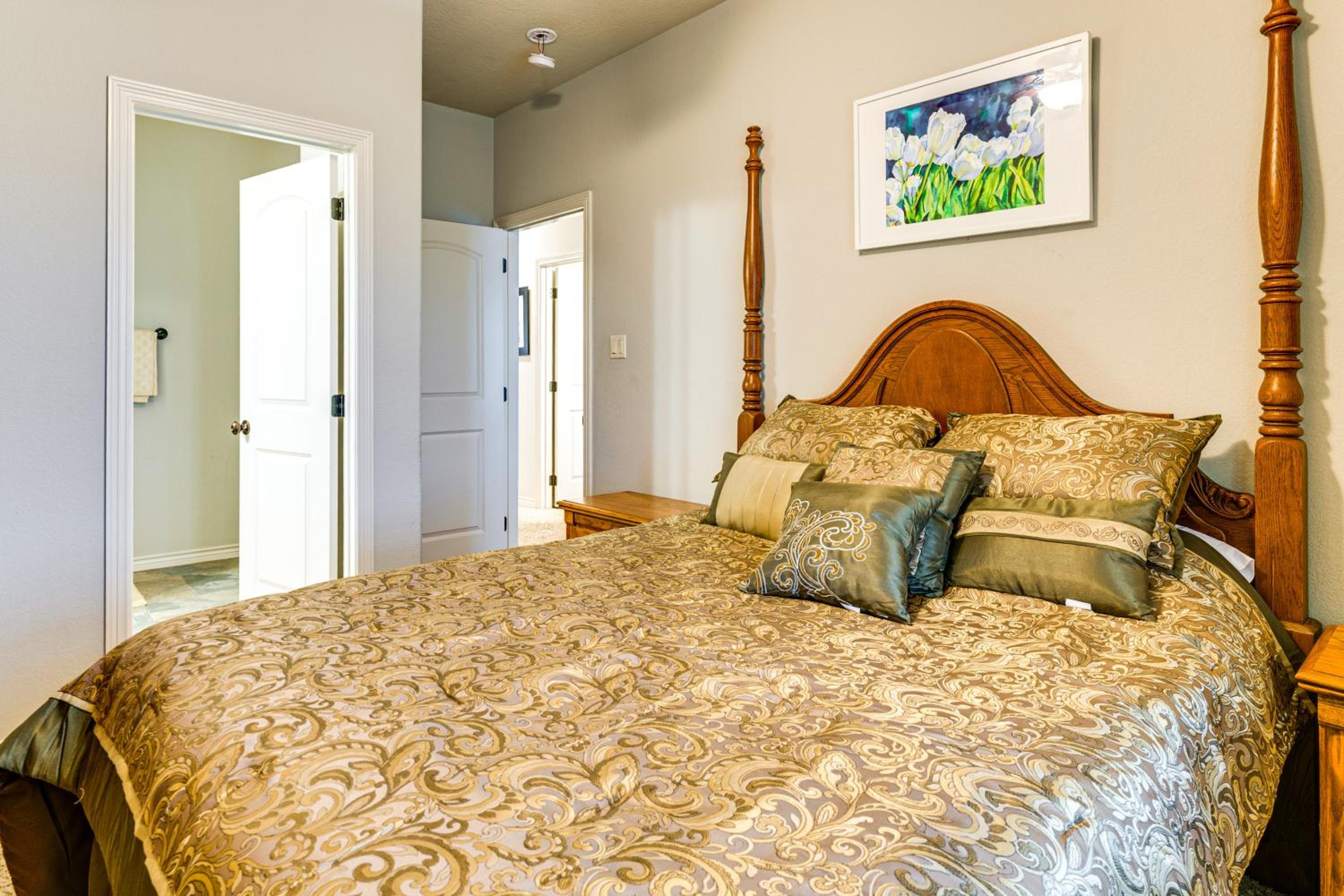 Spacious and Family-Friendly! TAMU Townhome with Yard