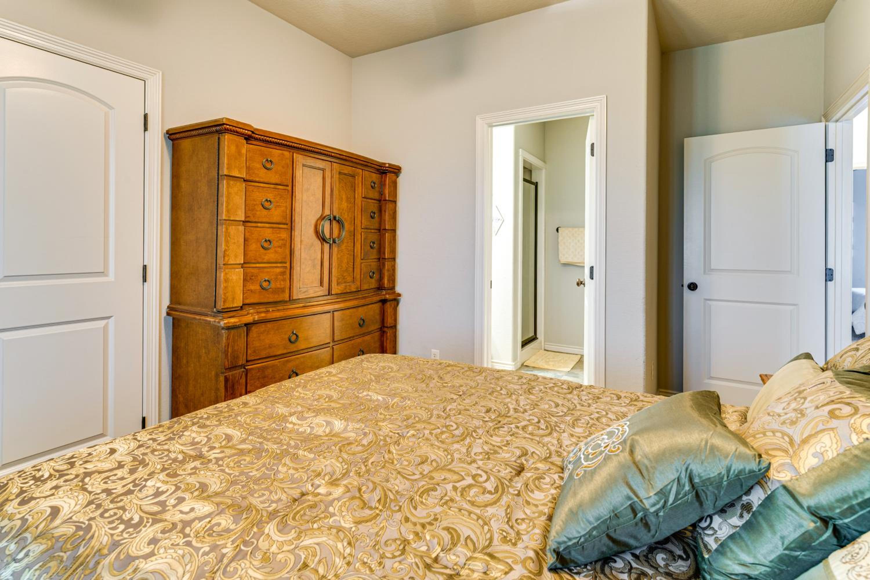 Spacious and Family-Friendly! TAMU Townhome with Yard