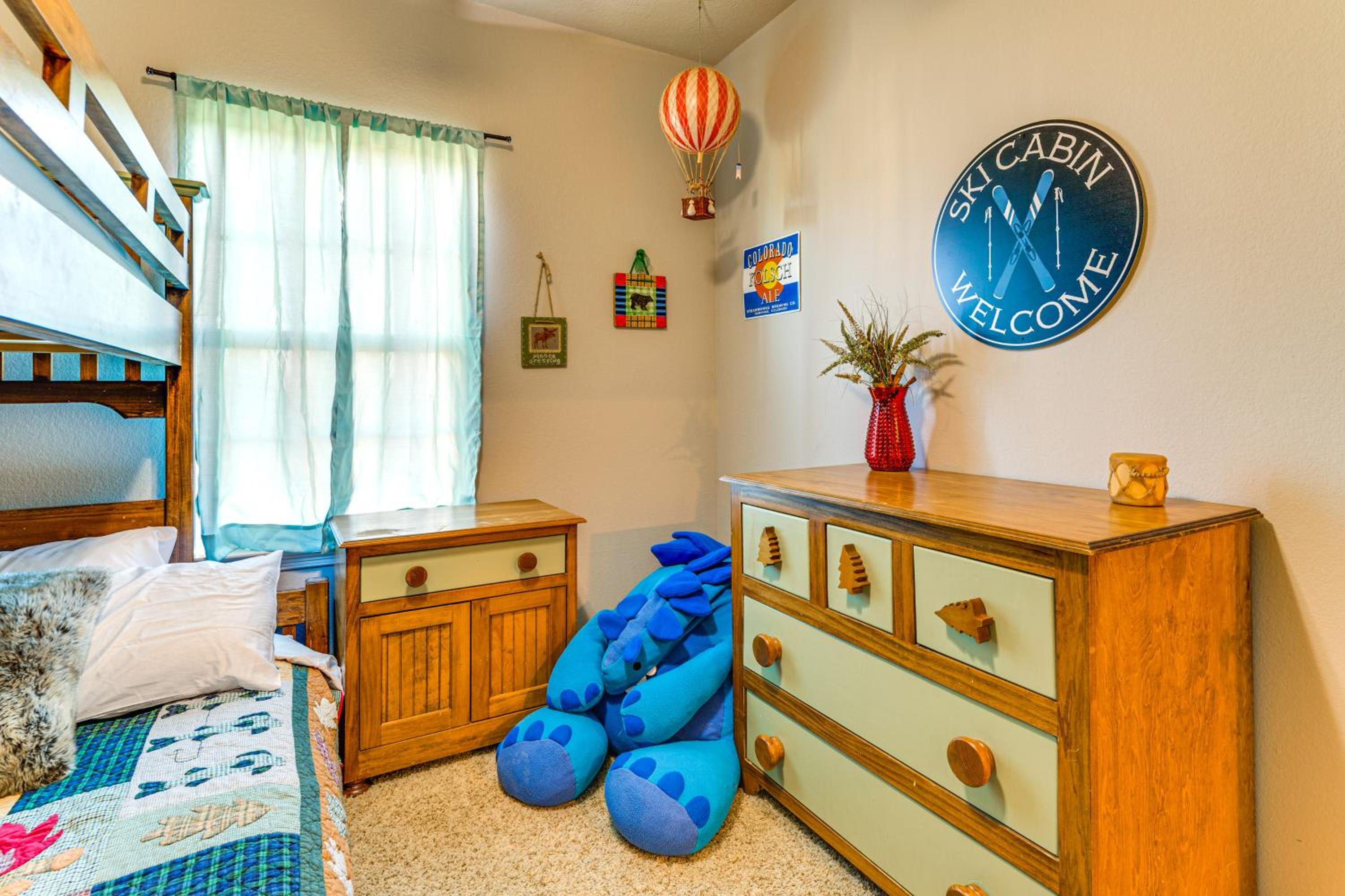 Spacious and Family-Friendly! TAMU Townhome with Yard