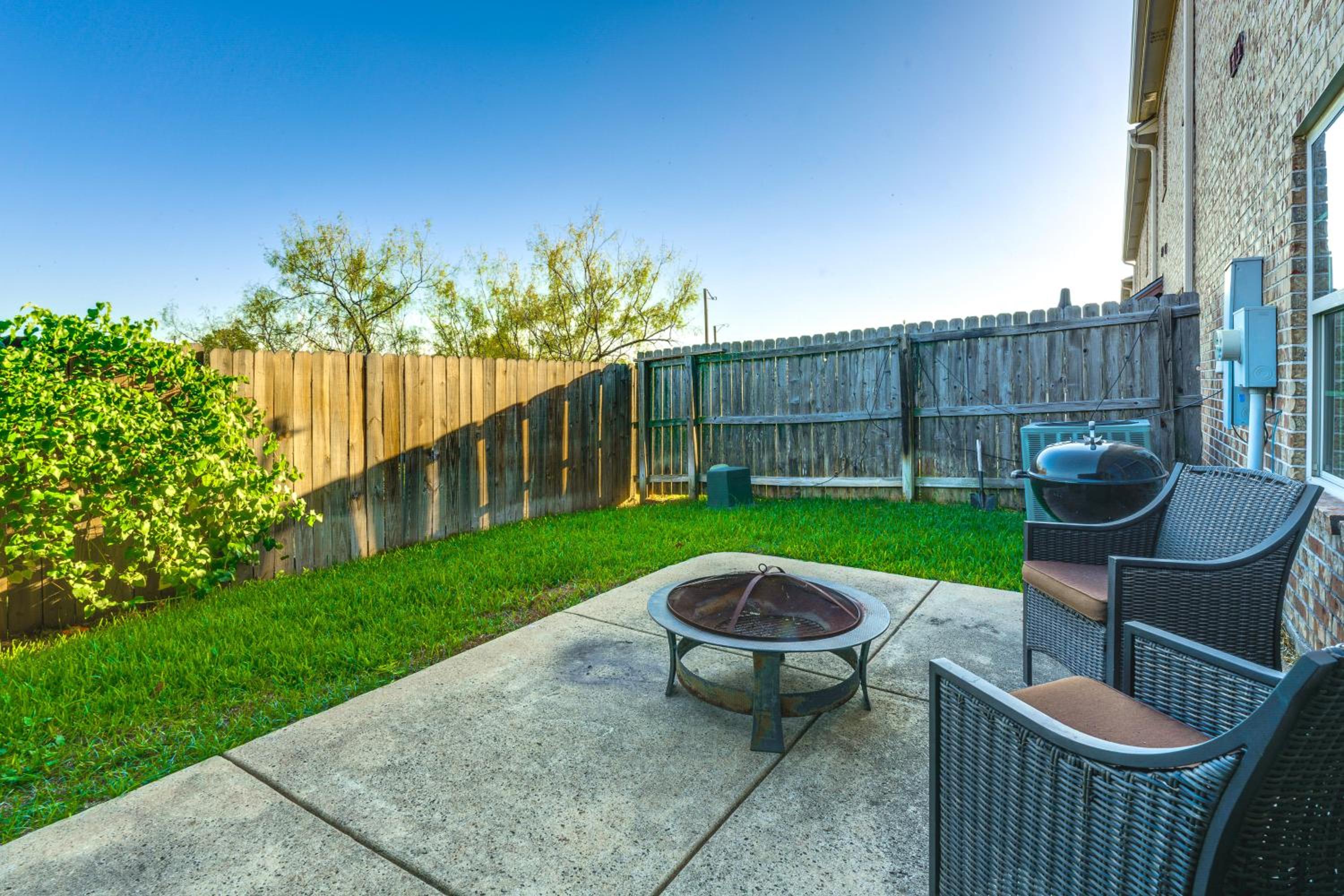 Spacious and Family-Friendly! TAMU Townhome with Yard
