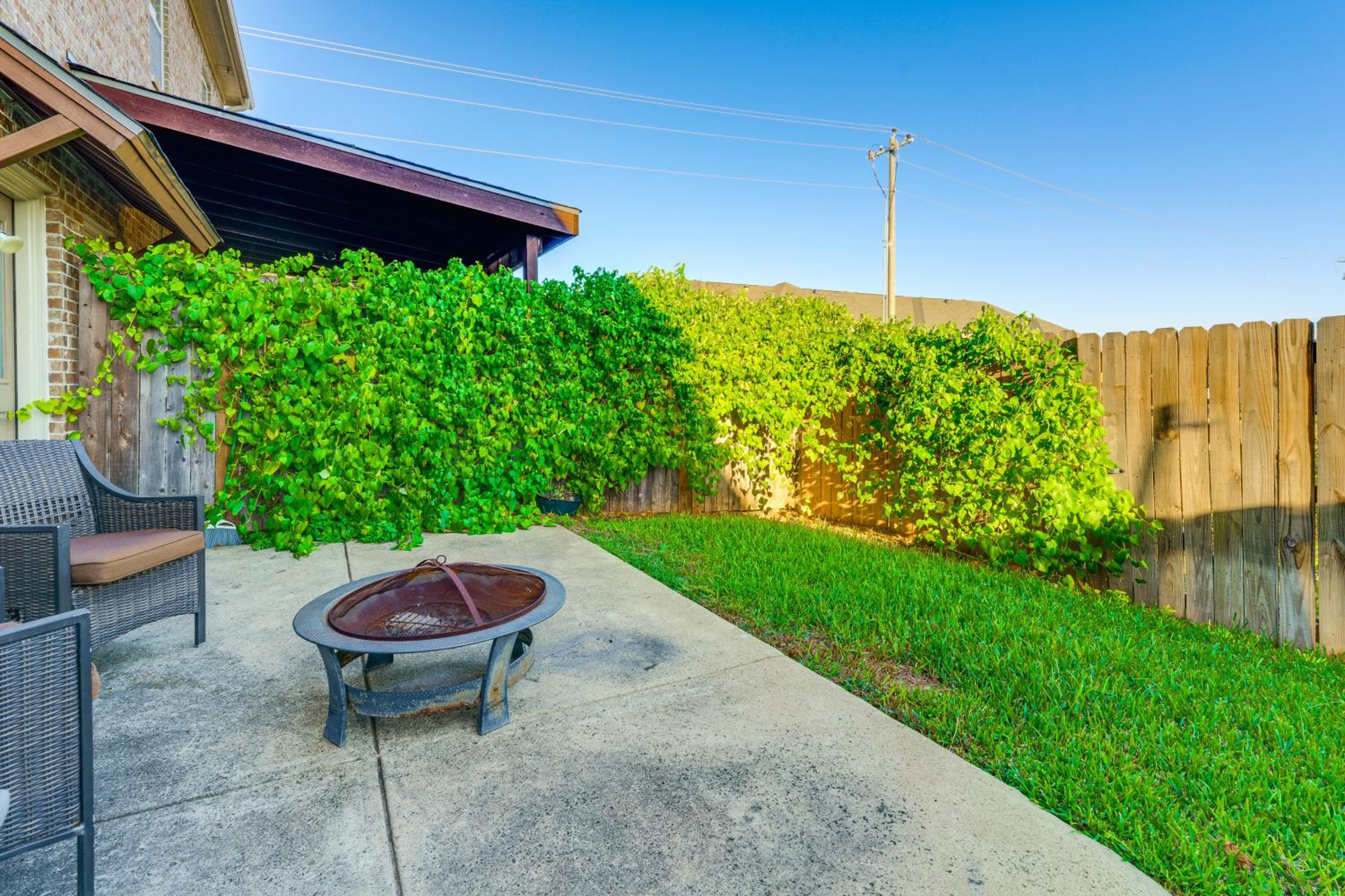 Spacious and Family-Friendly! TAMU Townhome with Yard
