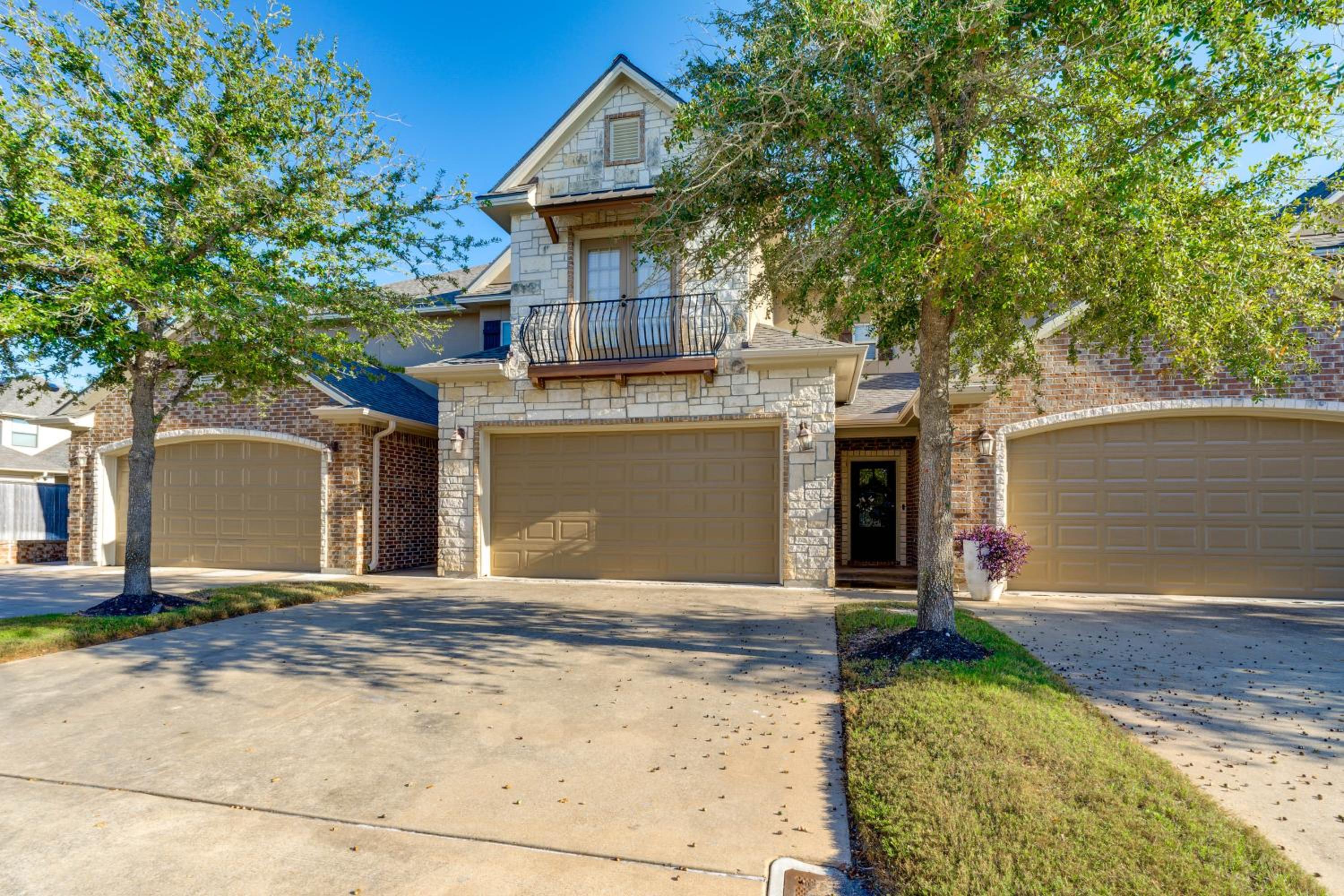 Spacious and Family-Friendly! TAMU Townhome with Yard