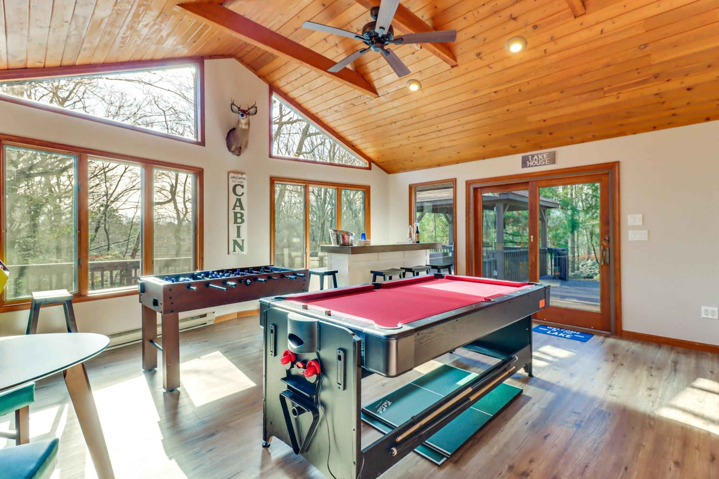 5 Mi to Jack Frost Skiing Walkable Family Home