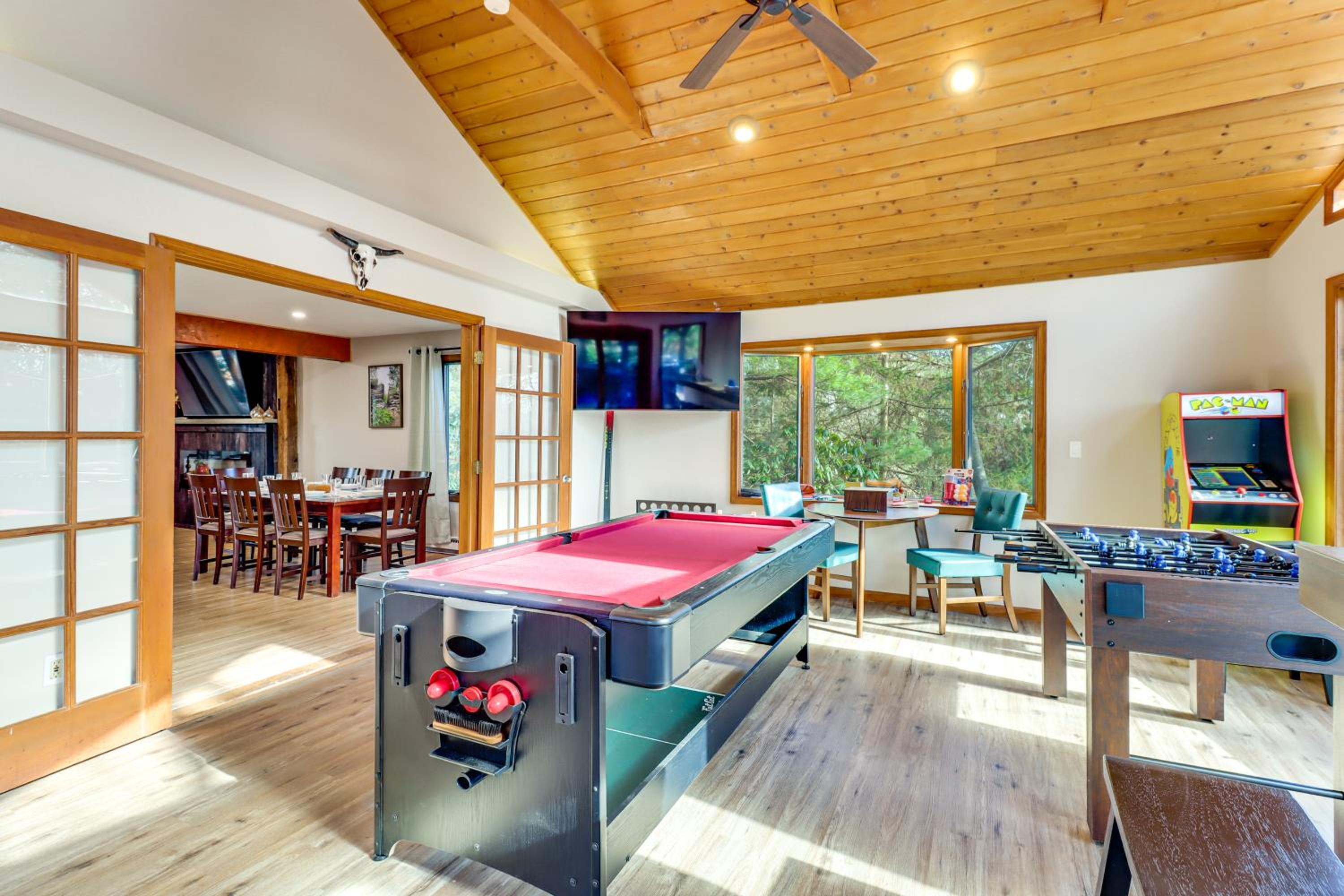 5 Mi to Jack Frost Skiing Walkable Family Home