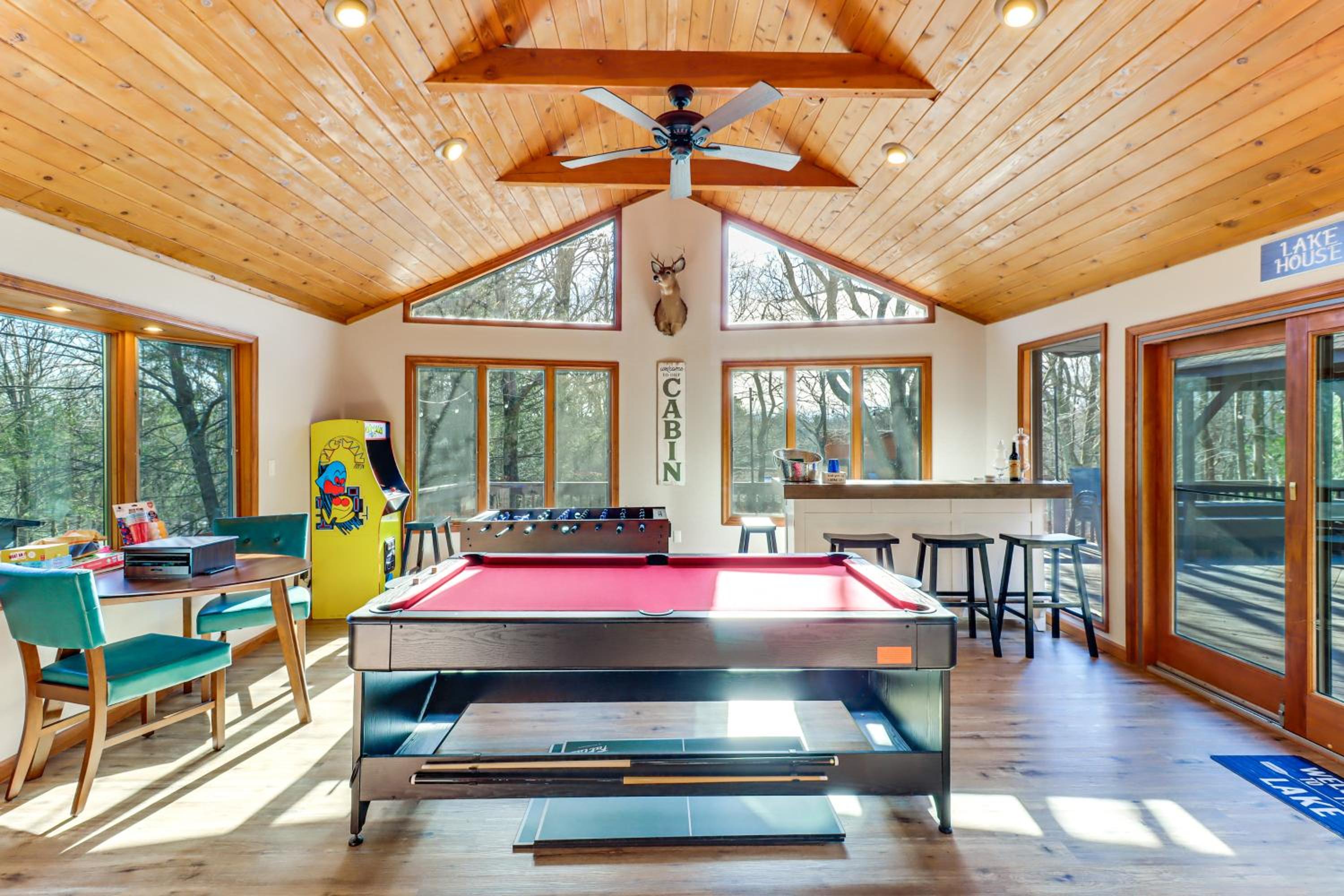 5 Mi to Jack Frost Skiing Walkable Family Home