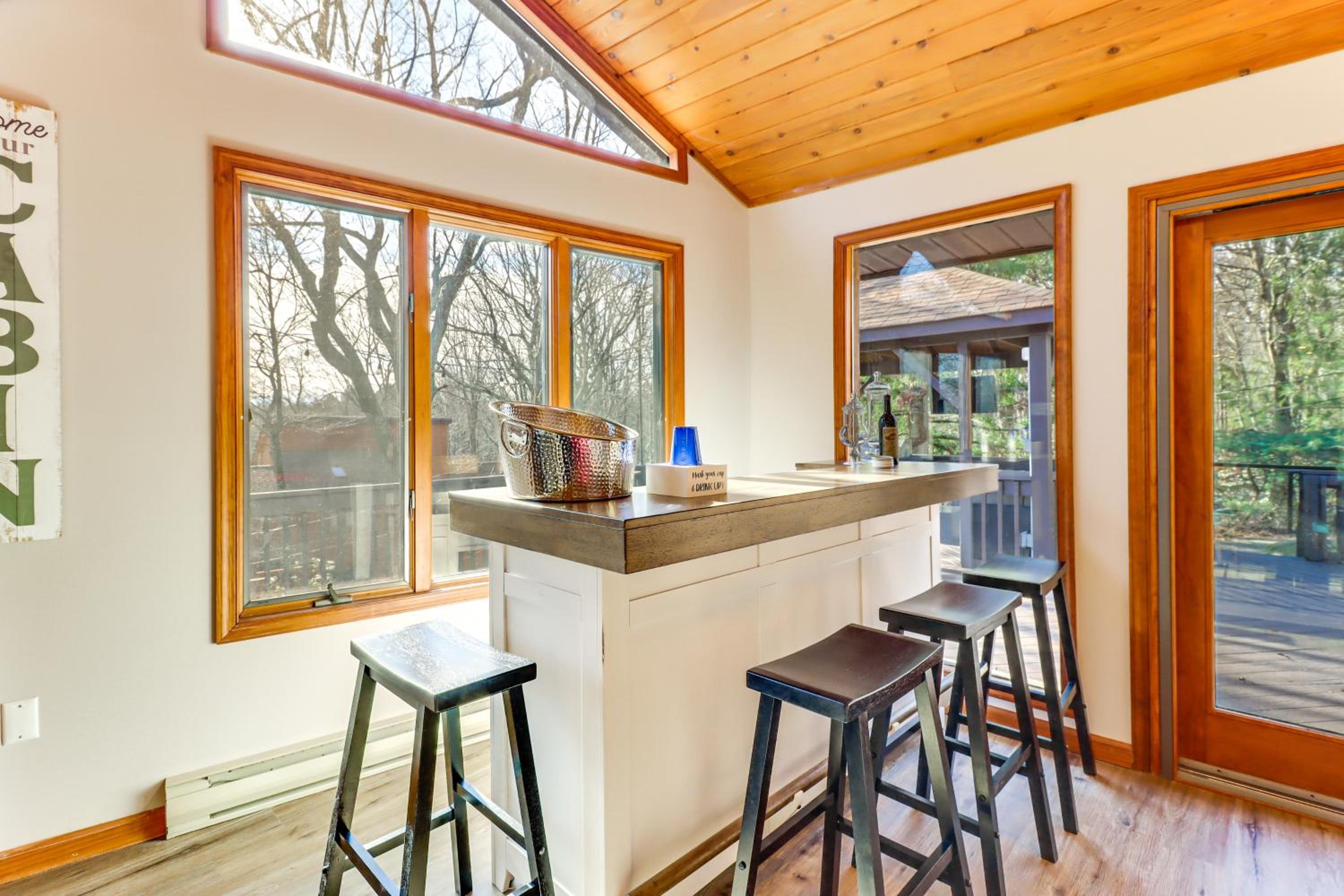 5 Mi to Jack Frost Skiing Walkable Family Home