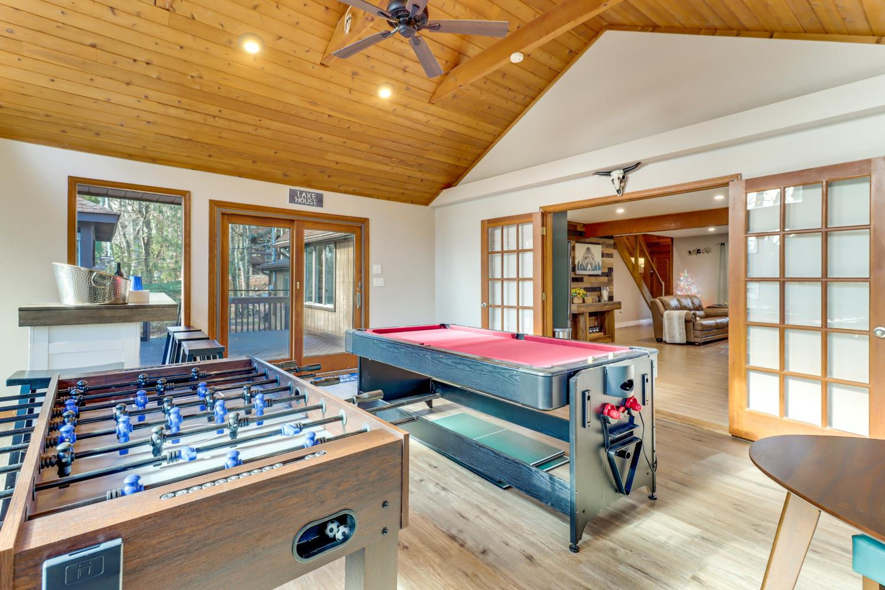 5 Mi to Jack Frost Skiing Walkable Family Home