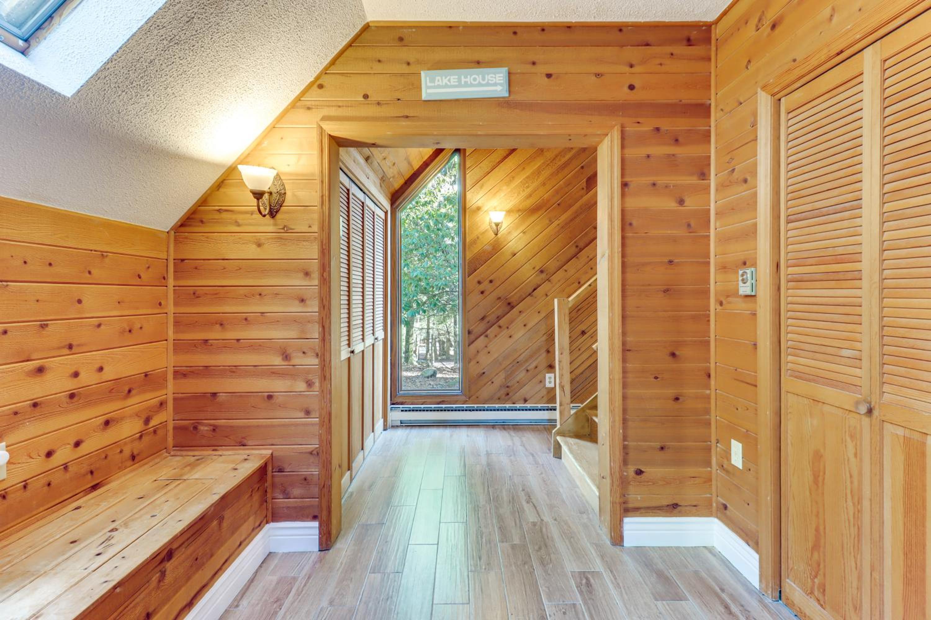 5 Mi to Jack Frost Skiing Walkable Family Home