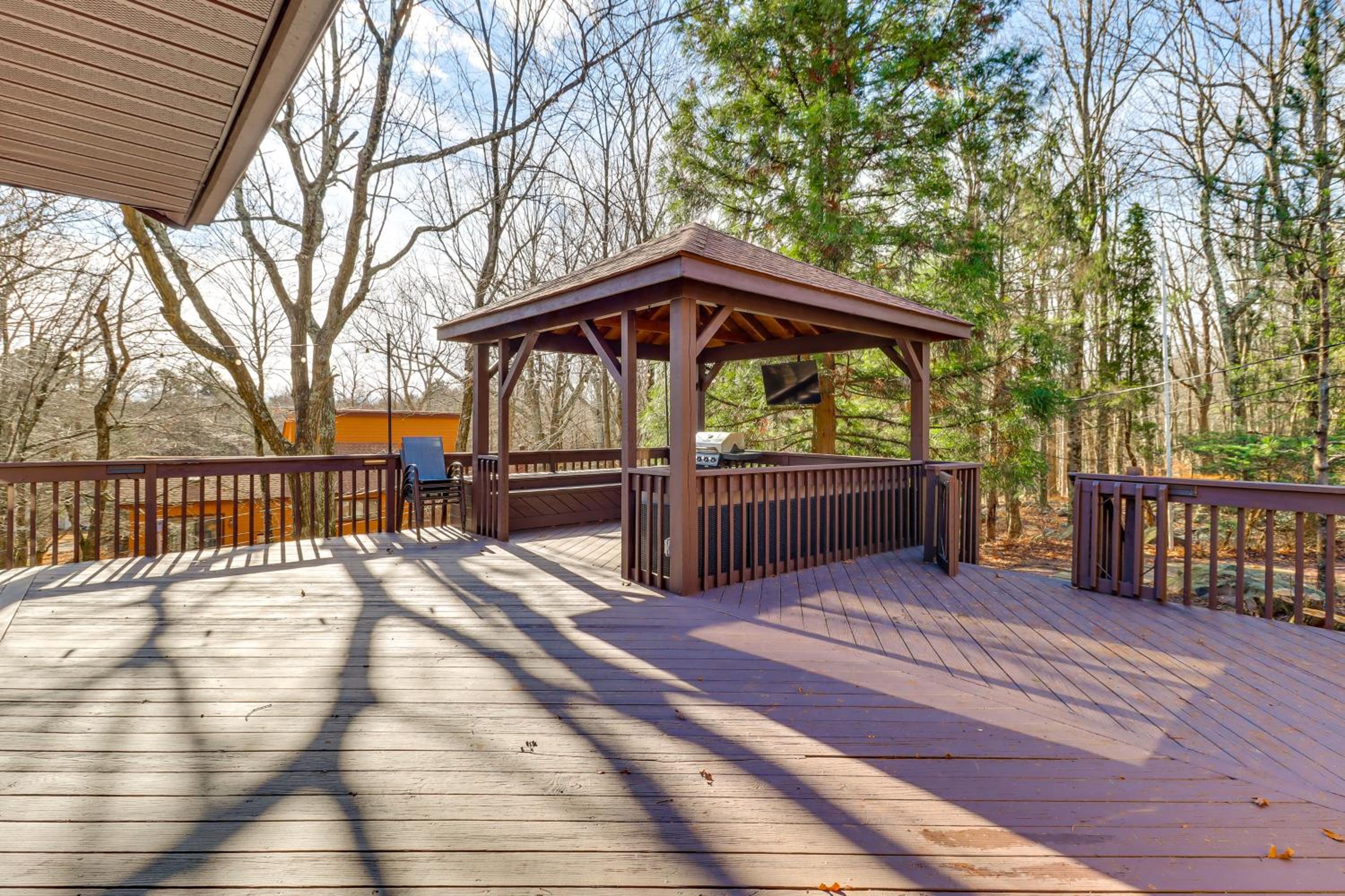 5 Mi to Jack Frost Skiing Walkable Family Home