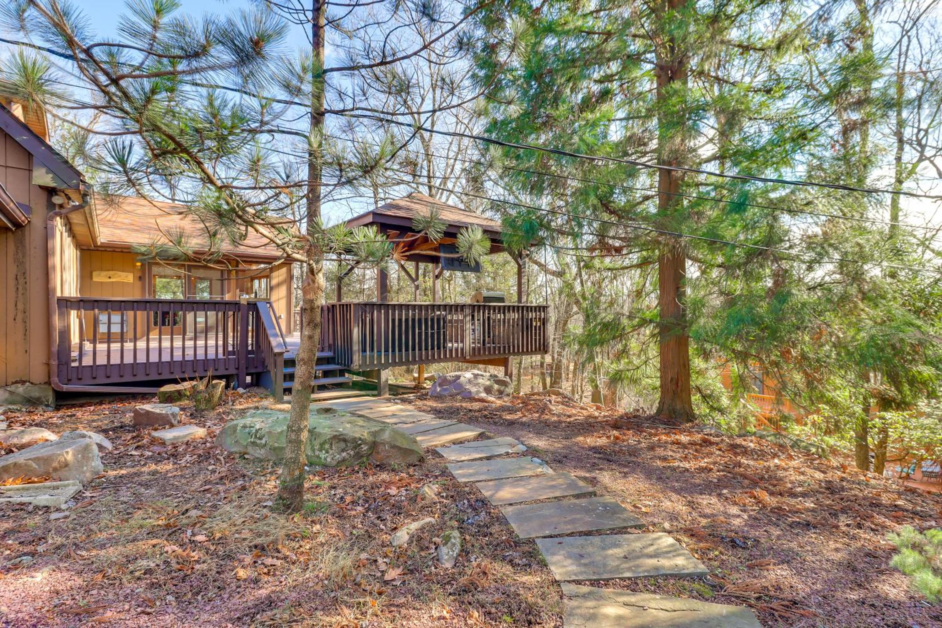 5 Mi to Jack Frost Skiing Walkable Family Home