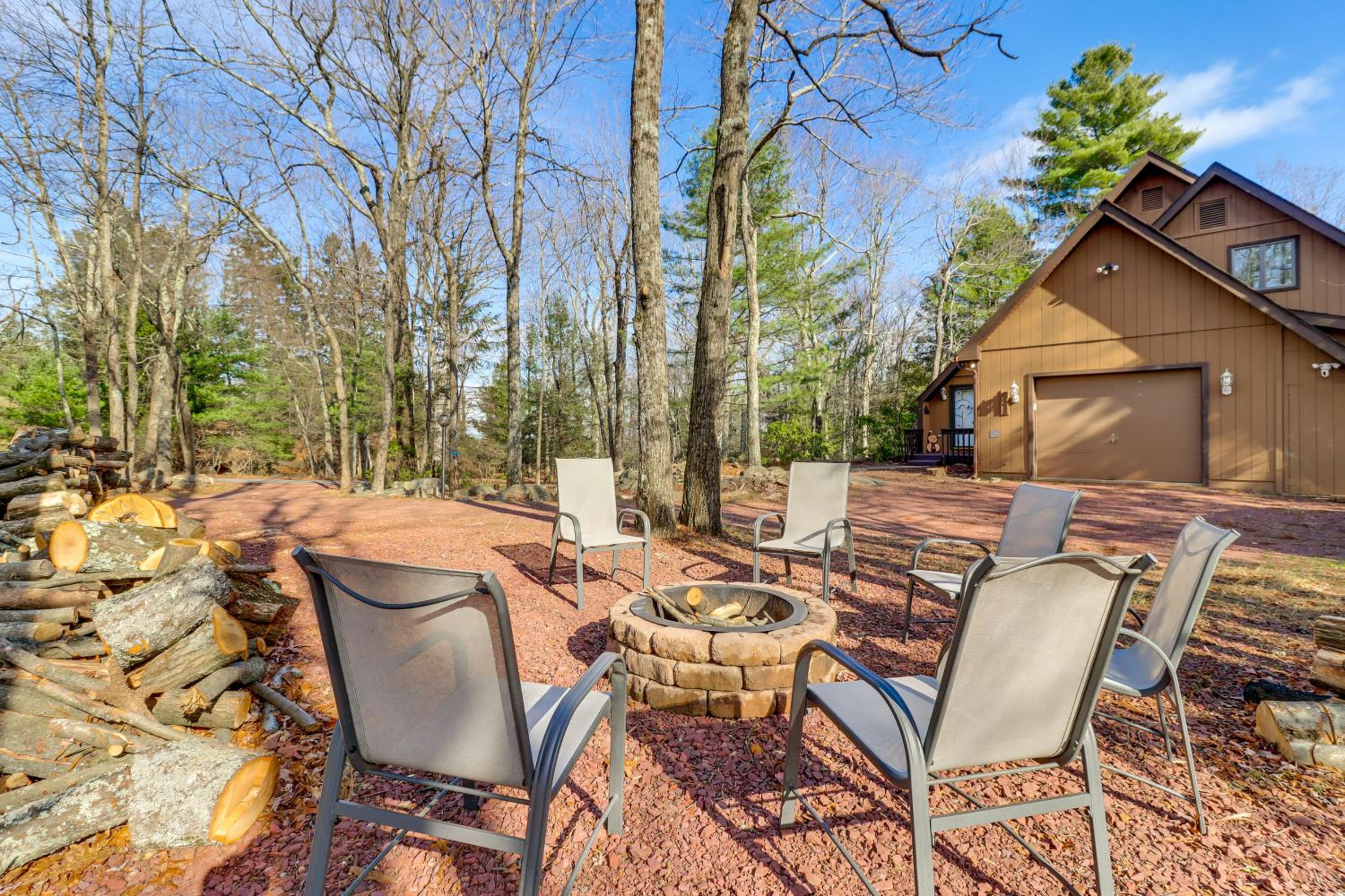 5 Mi to Jack Frost Skiing Walkable Family Home