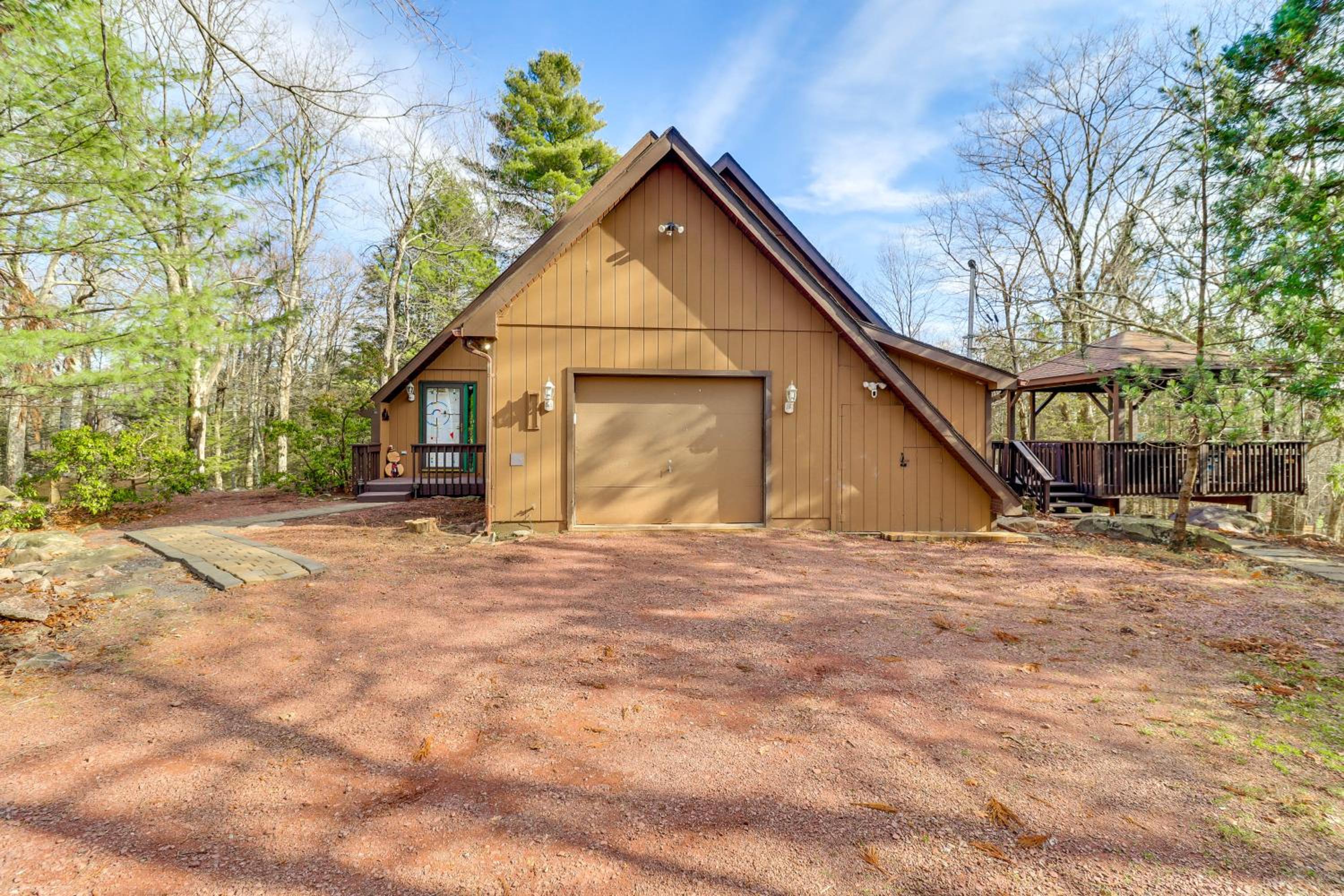 5 Mi to Jack Frost Skiing Walkable Family Home