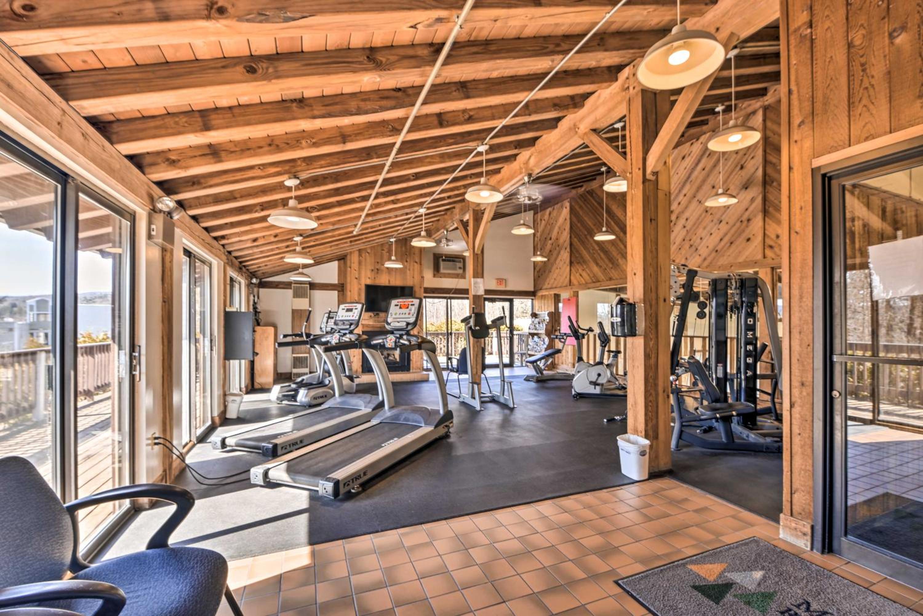 Walk to Ski Shuttle! Mountainside Resort Condo
