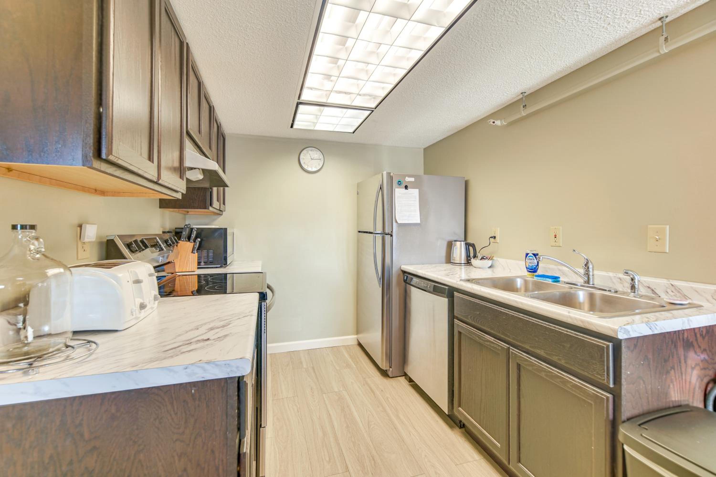 Walk to Ski Shuttle! Mountainside Resort Condo