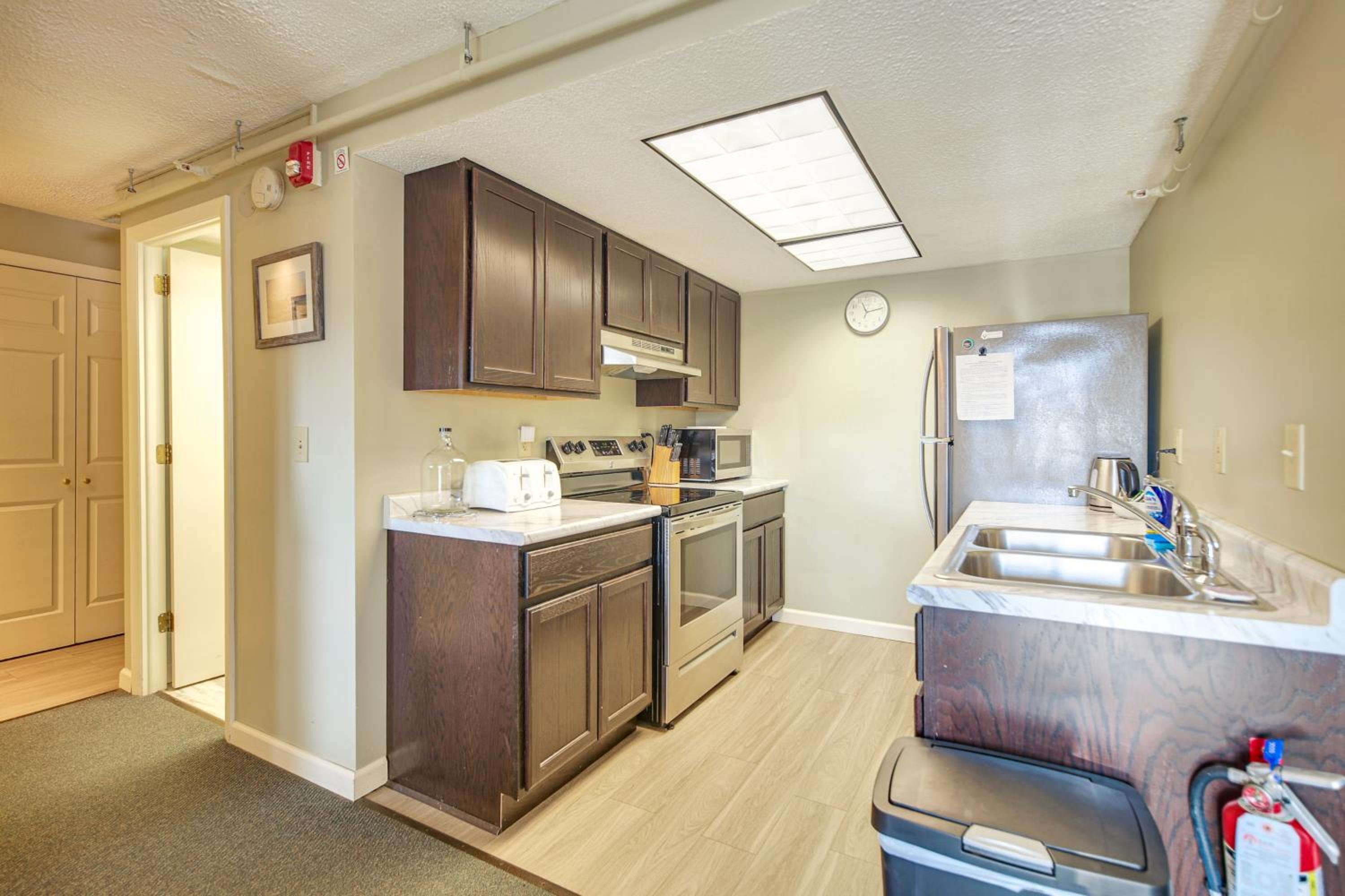 Walk to Ski Shuttle! Mountainside Resort Condo