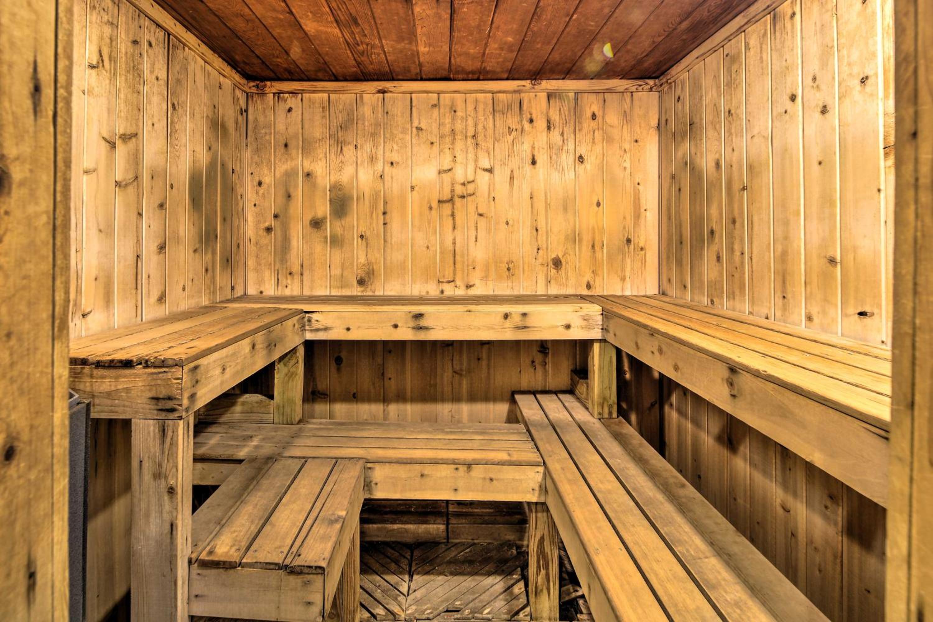 Walk to Ski Shuttle! Mountainside Resort Condo