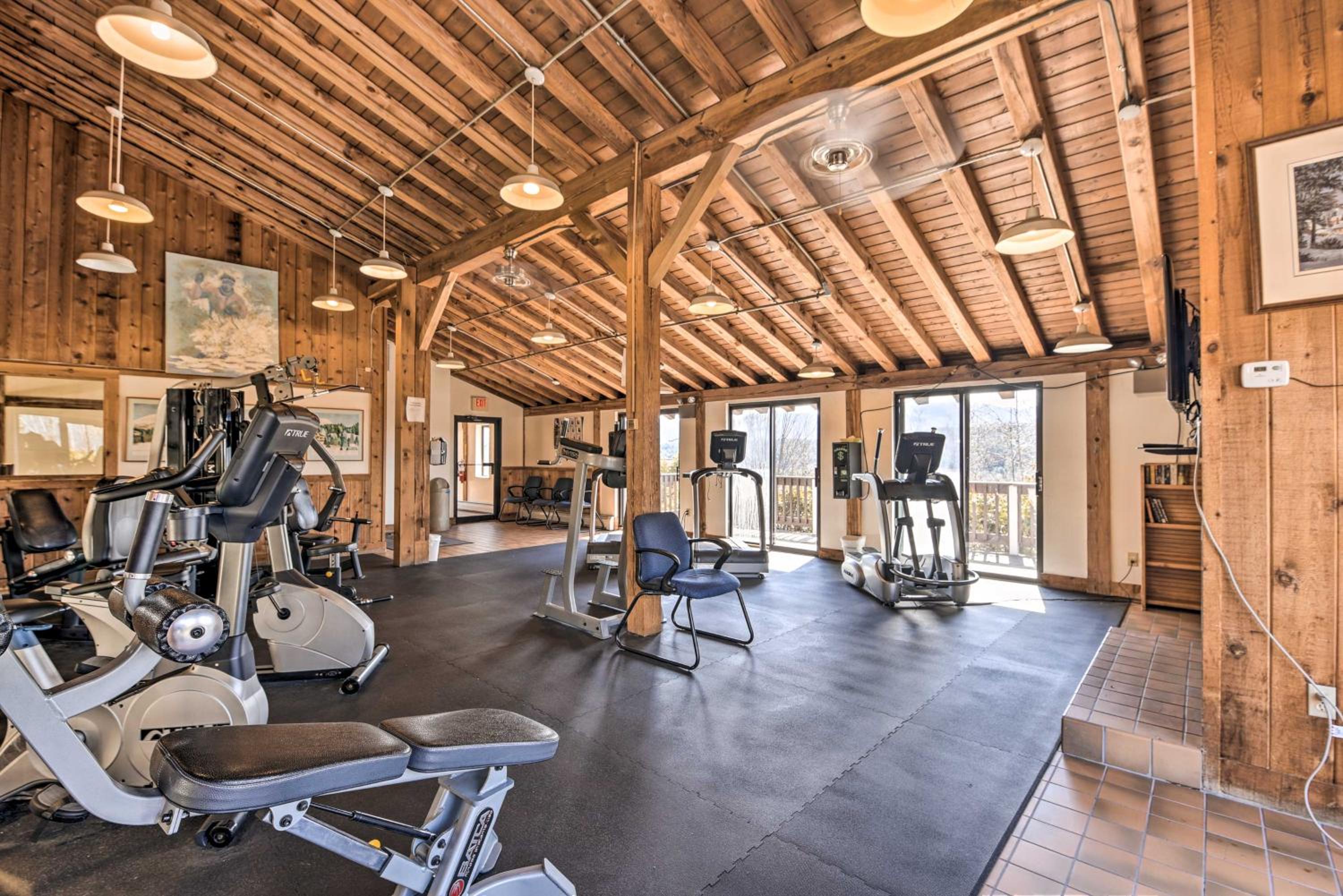 Walk to Ski Shuttle! Mountainside Resort Condo