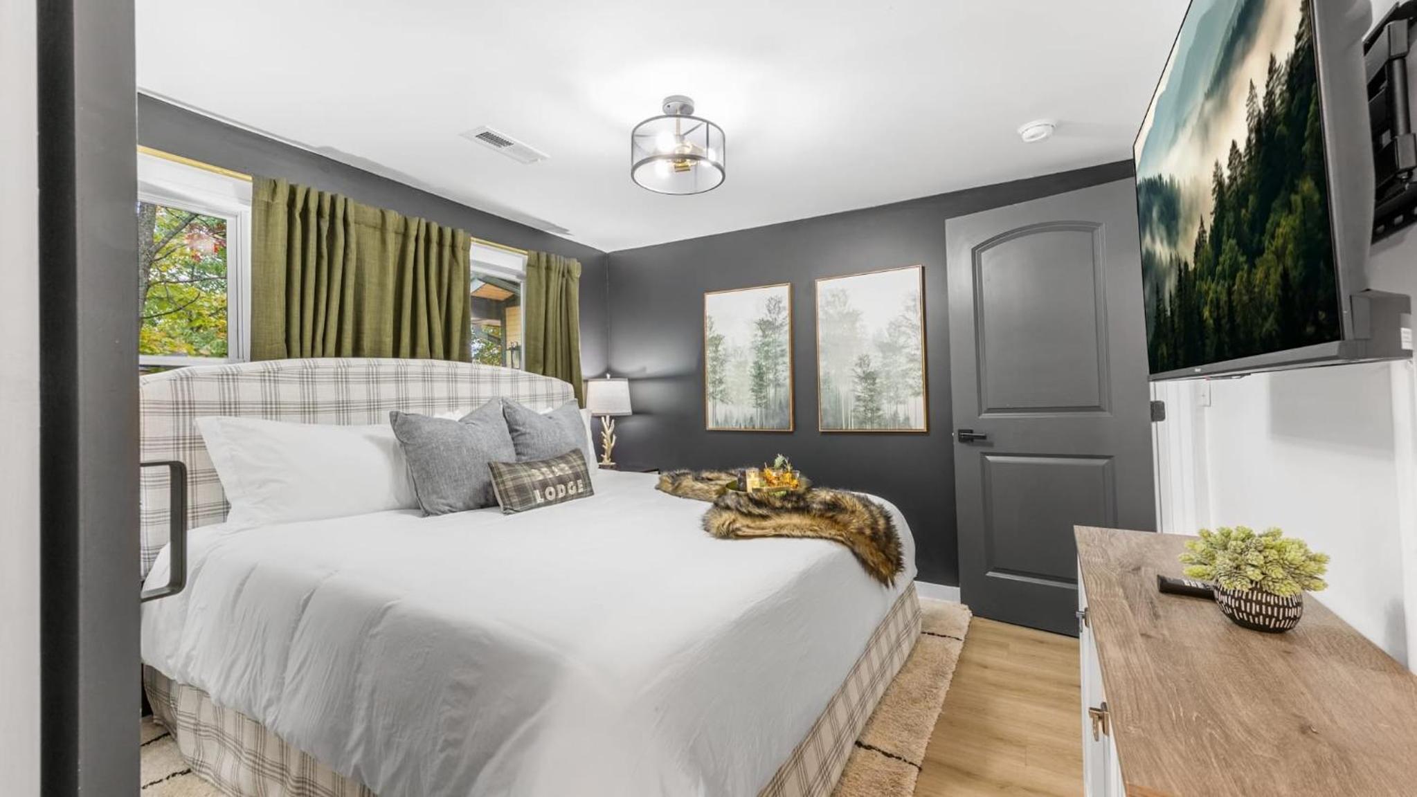 Lodge-Style Home Near Gatlinburg w Theater Hot Tub Game Room Evergreen Escape by AvantStay