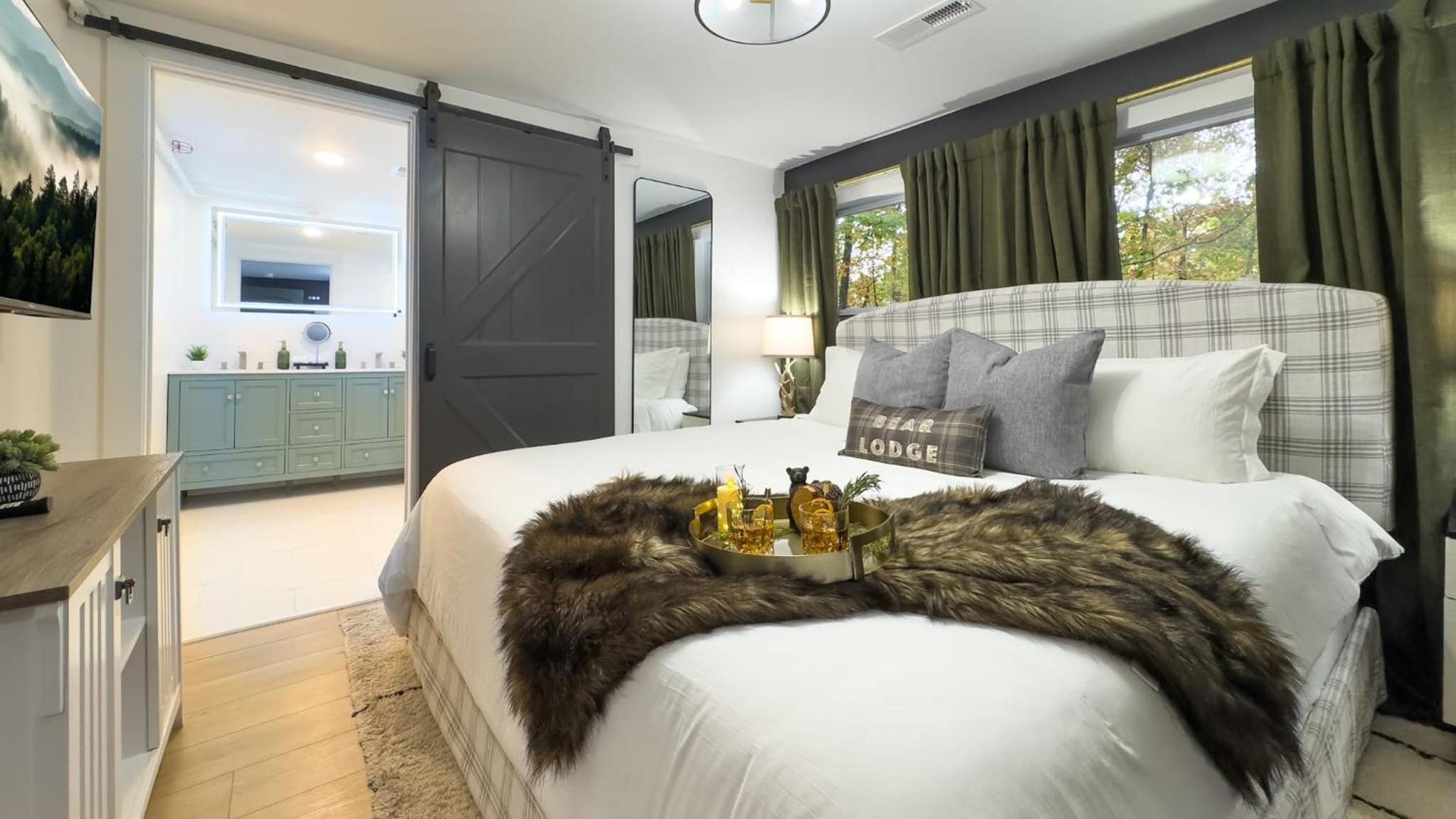 Lodge-Style Home Near Gatlinburg w Theater Hot Tub Game Room Evergreen Escape by AvantStay