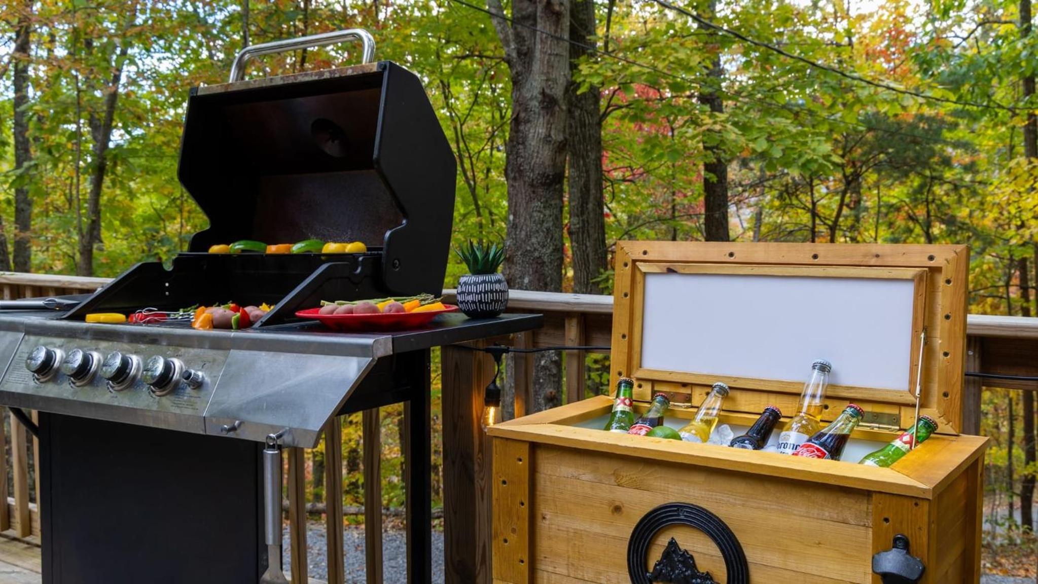 Lodge-Style Home Near Gatlinburg w Theater Hot Tub Game Room Evergreen Escape by AvantStay