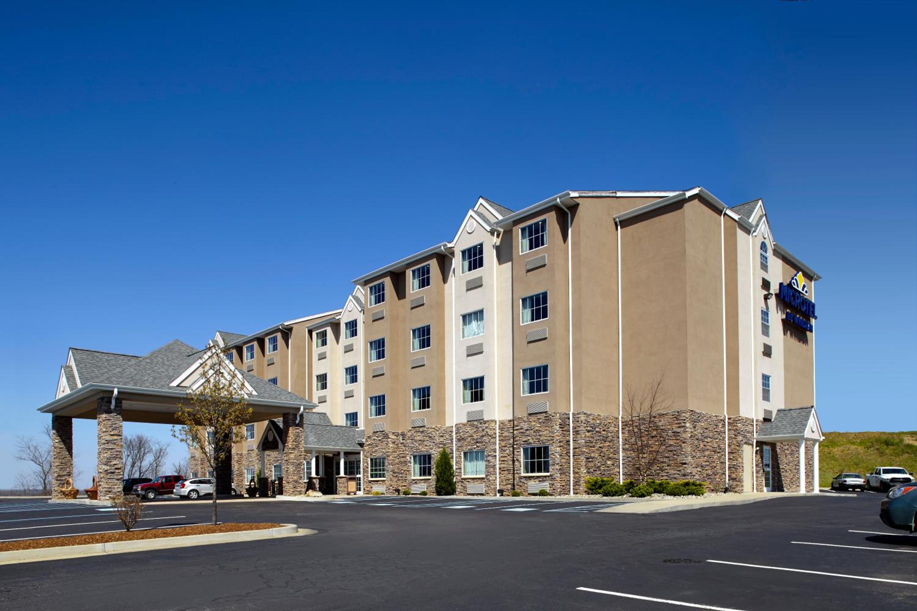 Hotel Microtel Inn & Suites by Wyndham Wheeling at The Highlands - Image 1