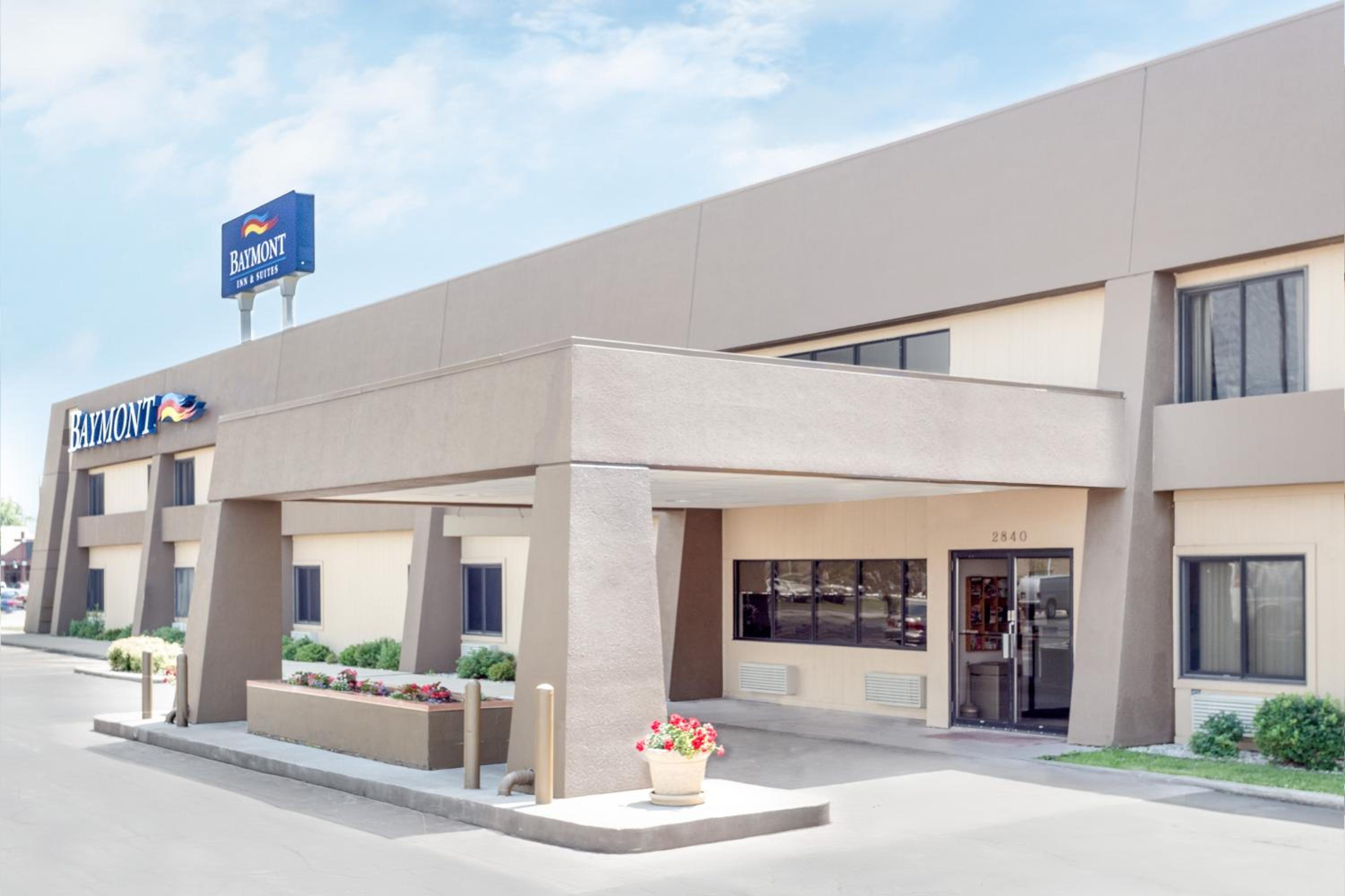 Hotel Baymont by Wyndham Green Bay - Image 1