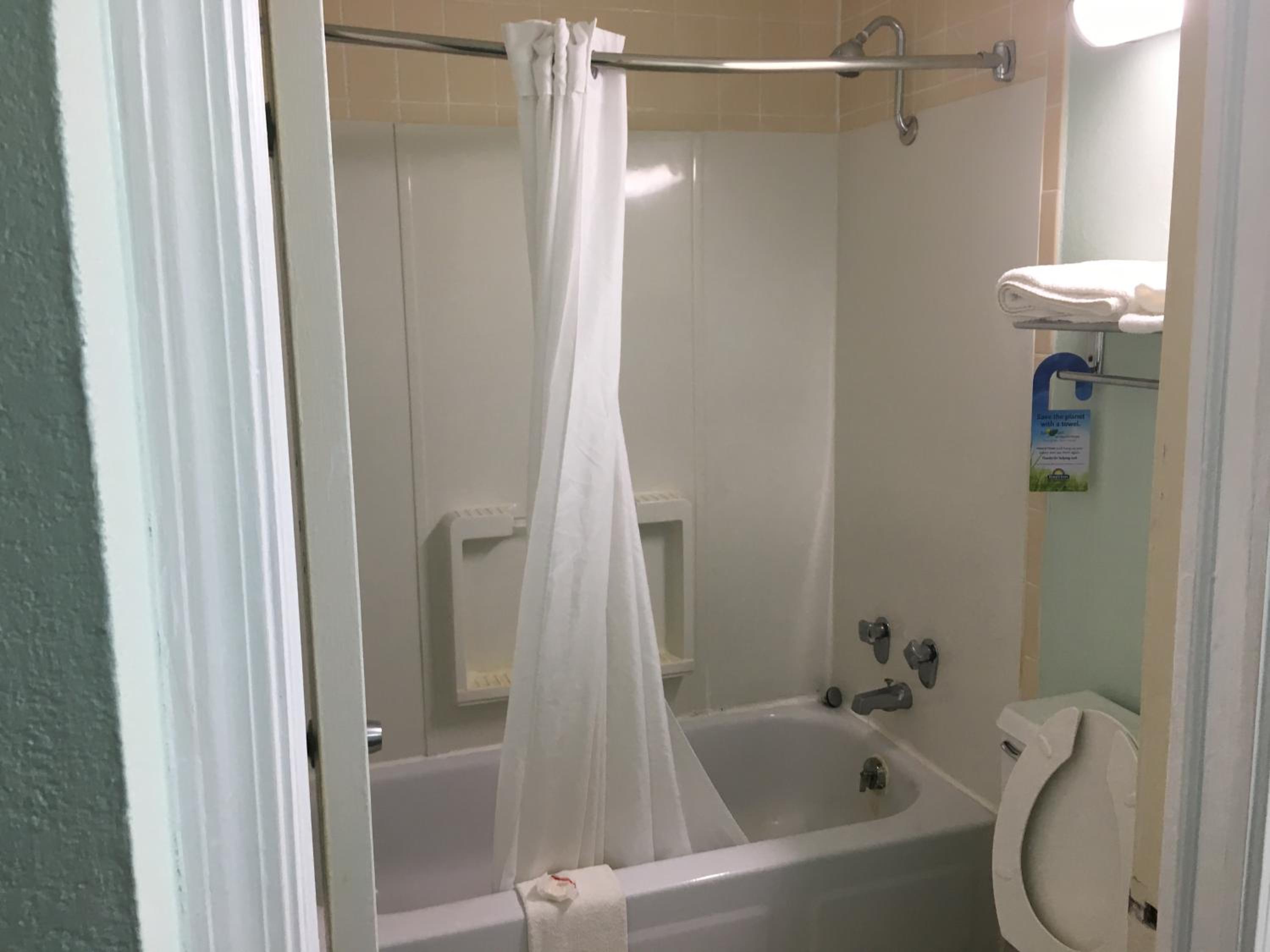 Days Inn by Wyndham Lavonia - Property Image 2