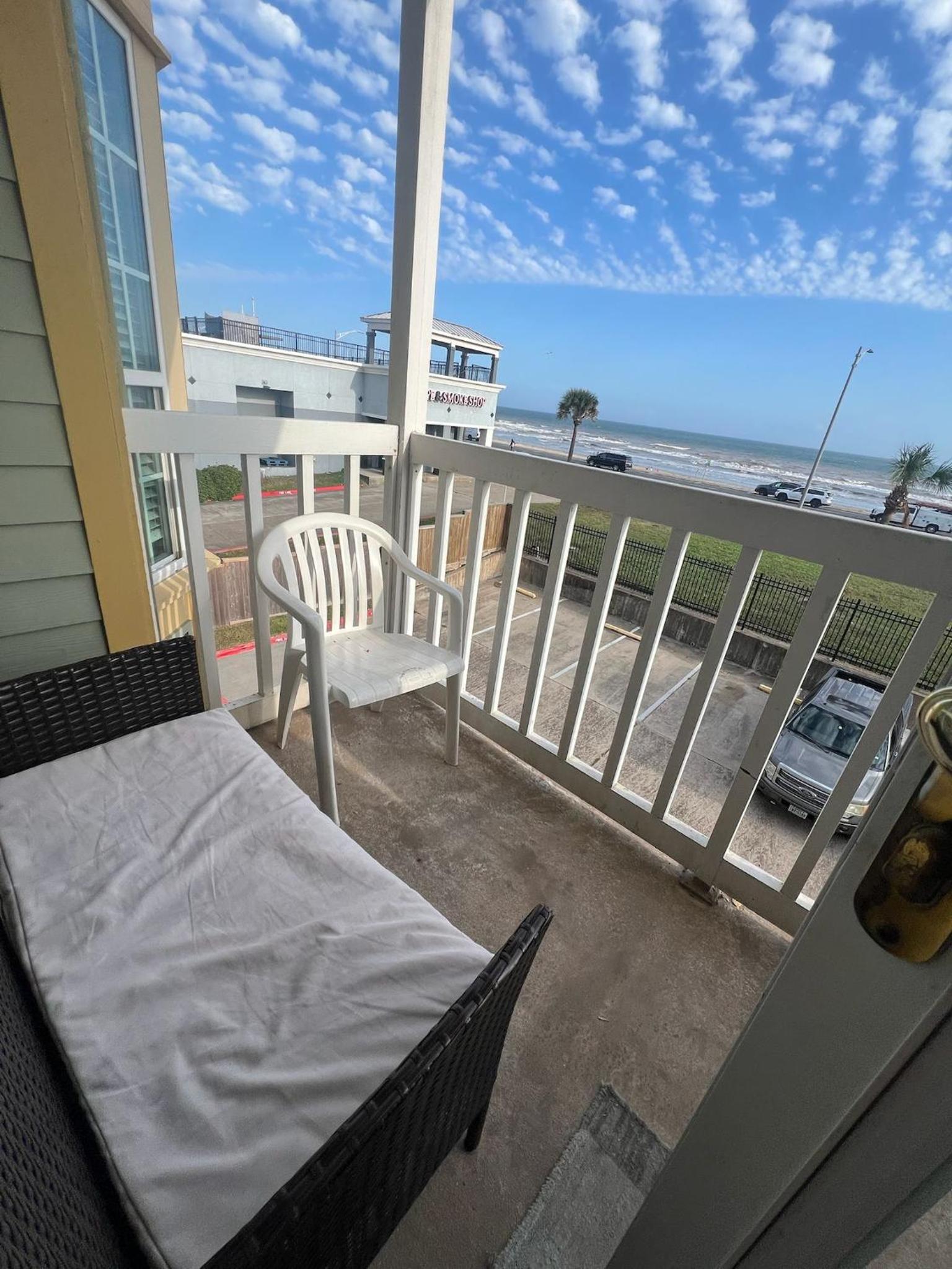Ocean Front Condo - 3 Bdrms - Hot Tubs - 2 Pools - Gym - Tennis ct - Shoreline Stays