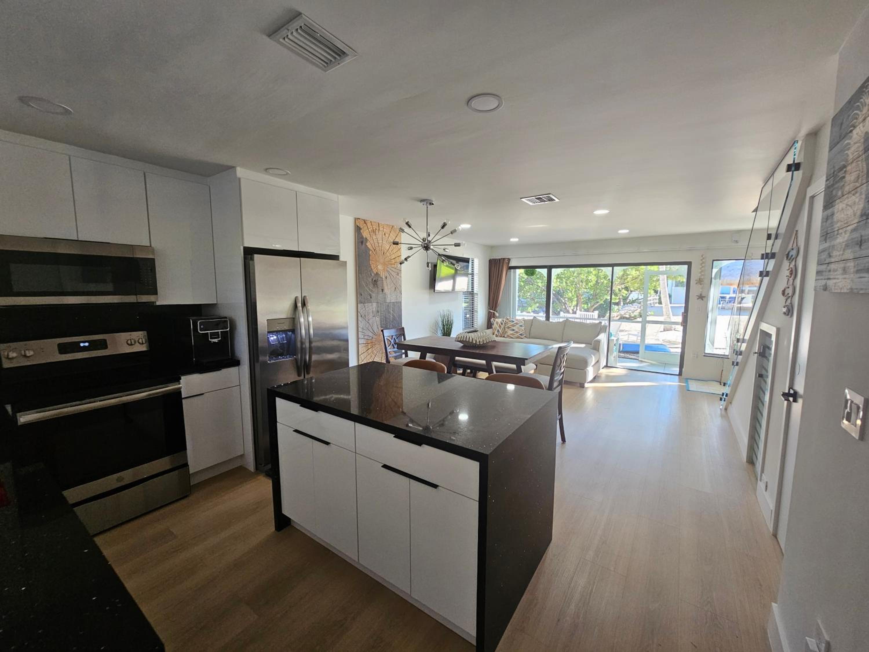New Lagoon-front townhouse with Marina Day Dreams Key Largo