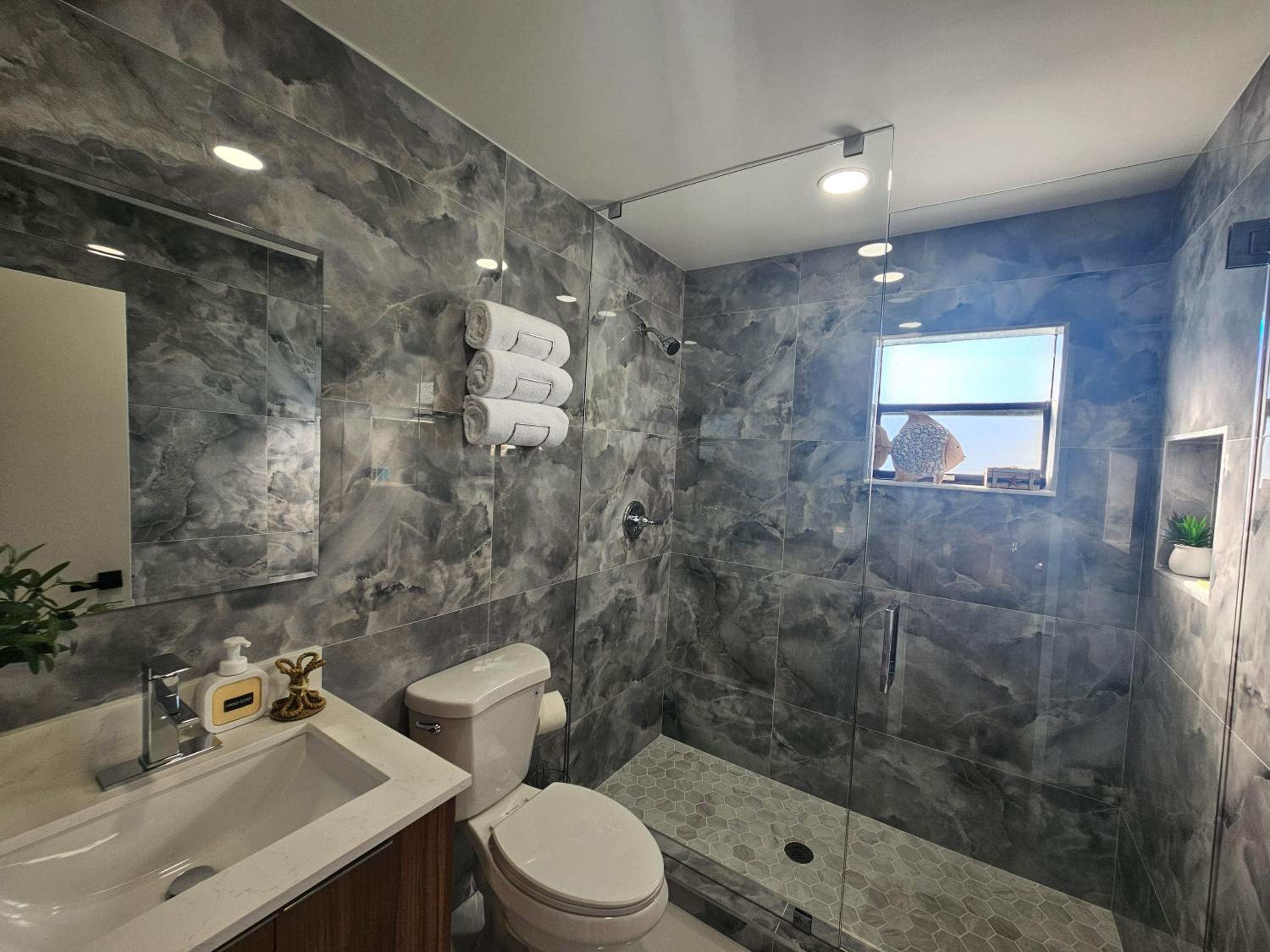 New Lagoon-front townhouse with Marina Day Dreams Key Largo