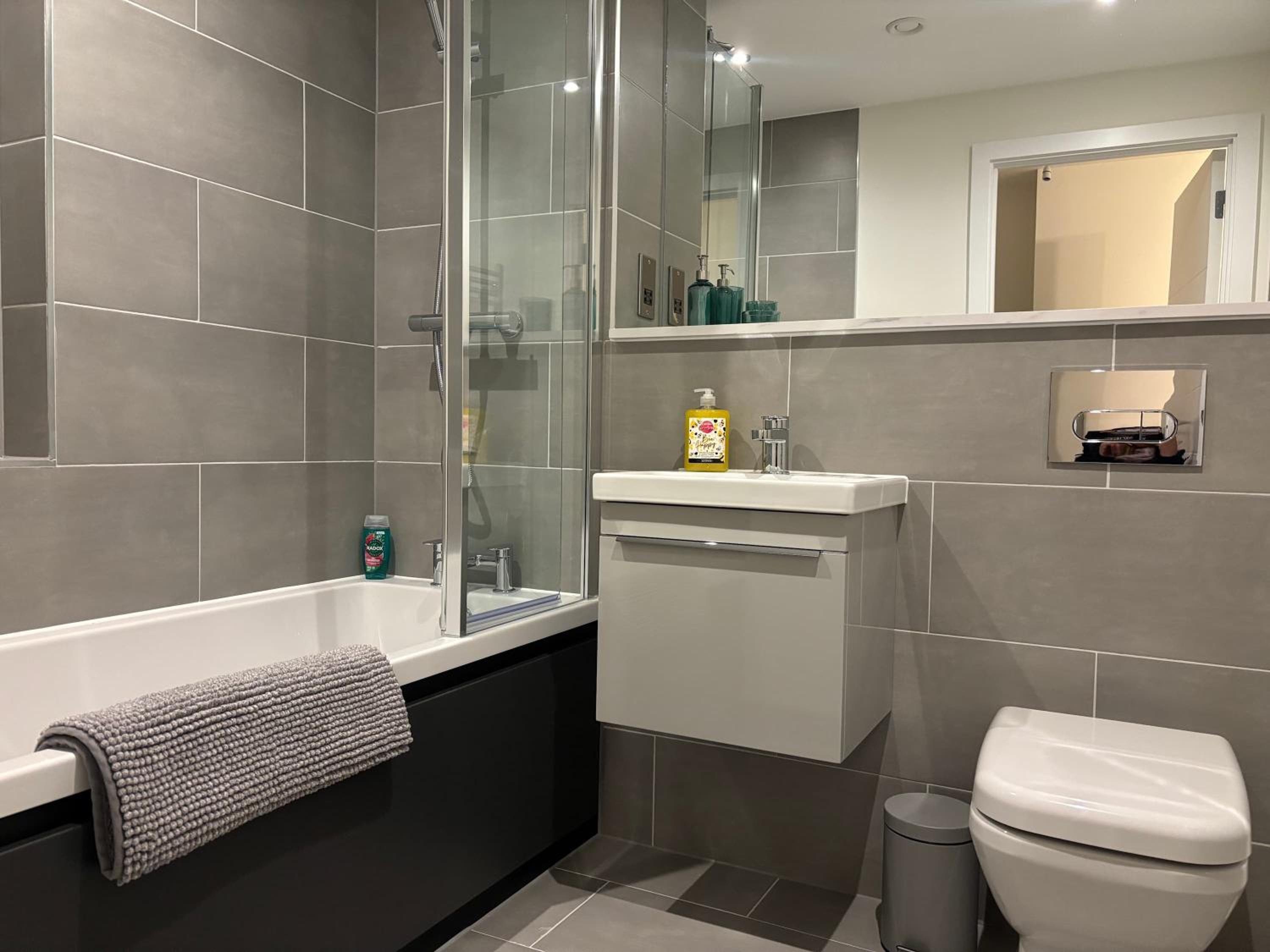 Contemporary 2-Bed Apartment near City Centre