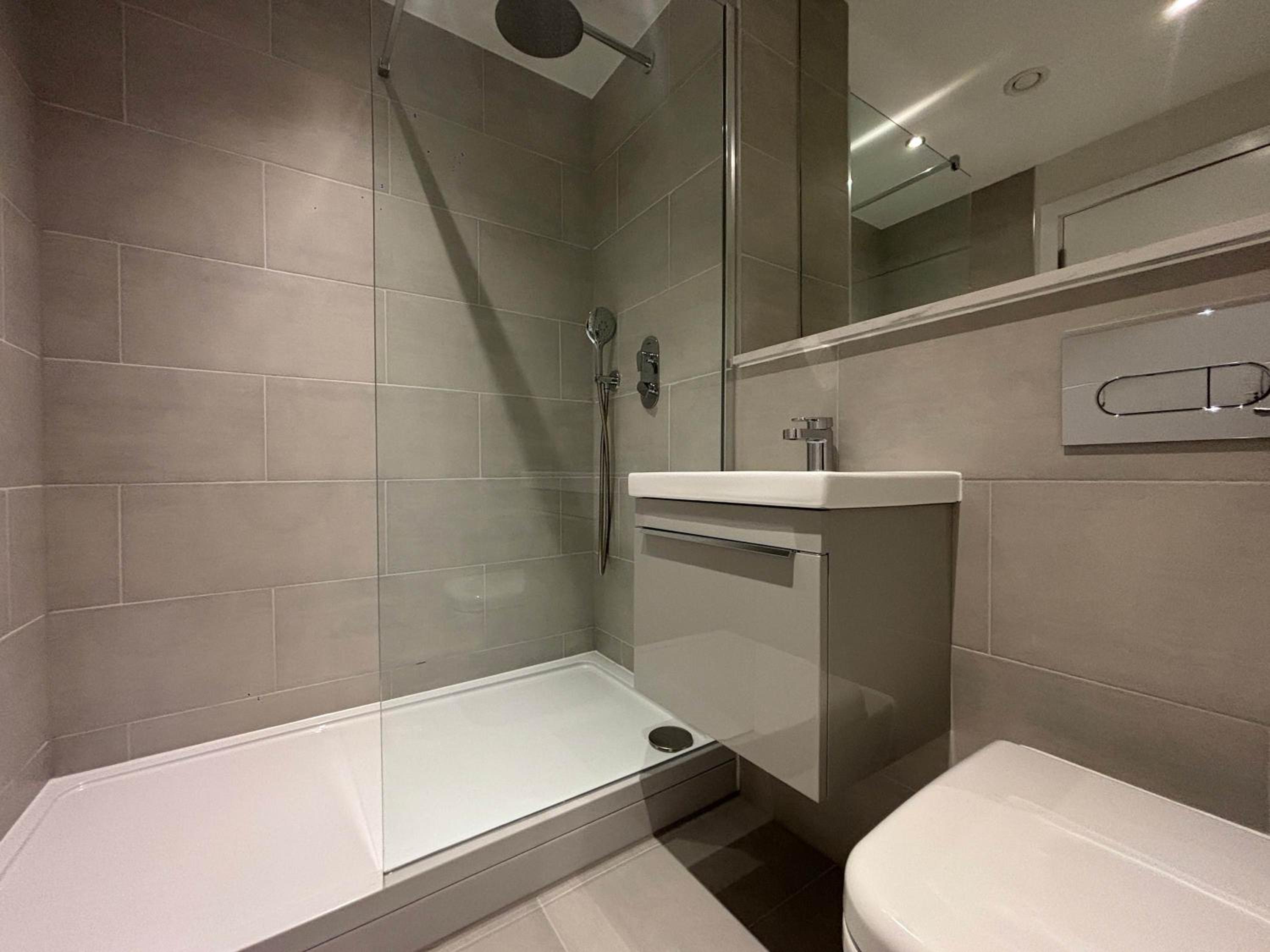 Contemporary 2-Bed Apartment near City Centre