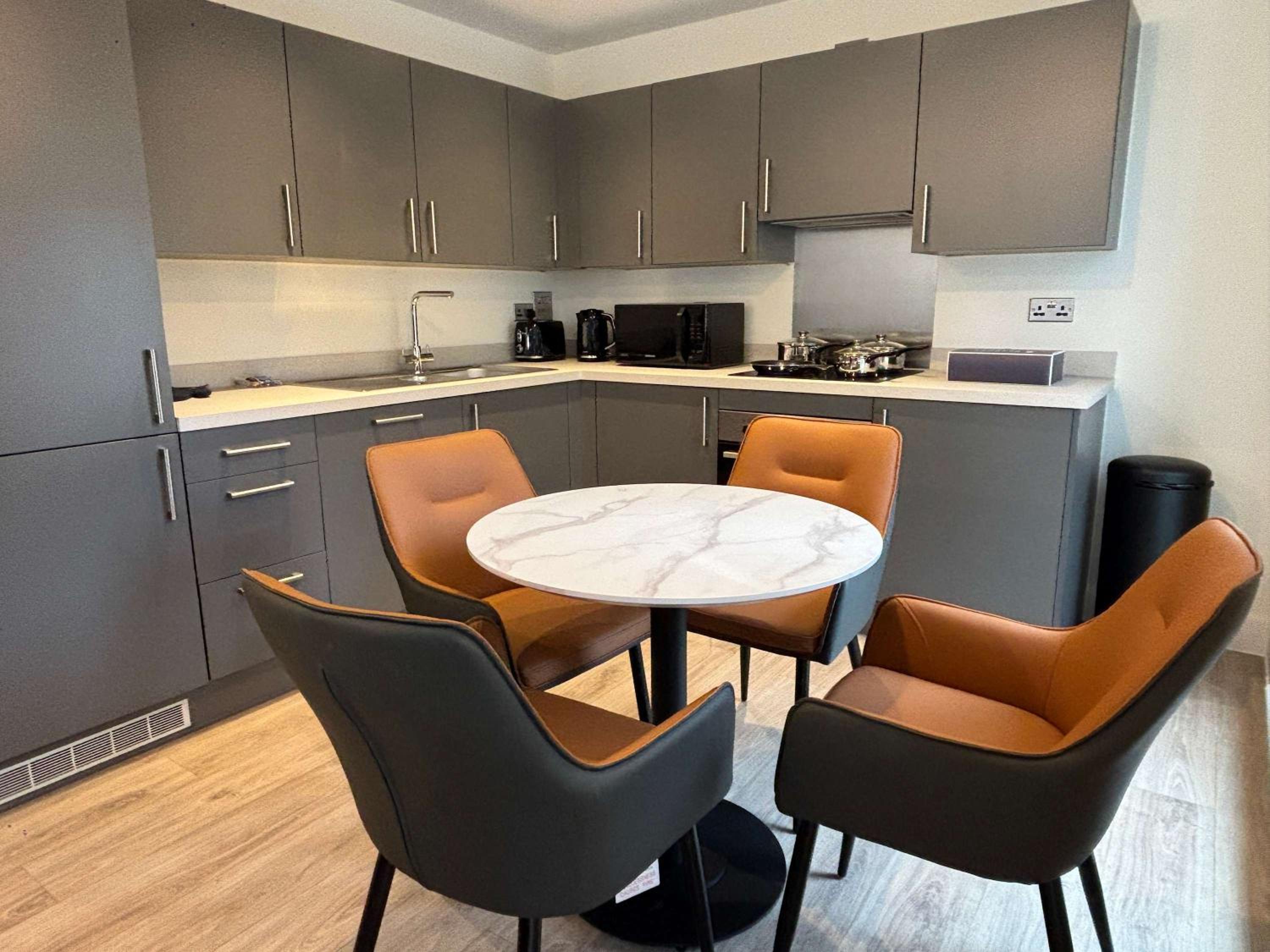 BrandNew 2Bedroom Apartment with Parking, Sleeps 5
