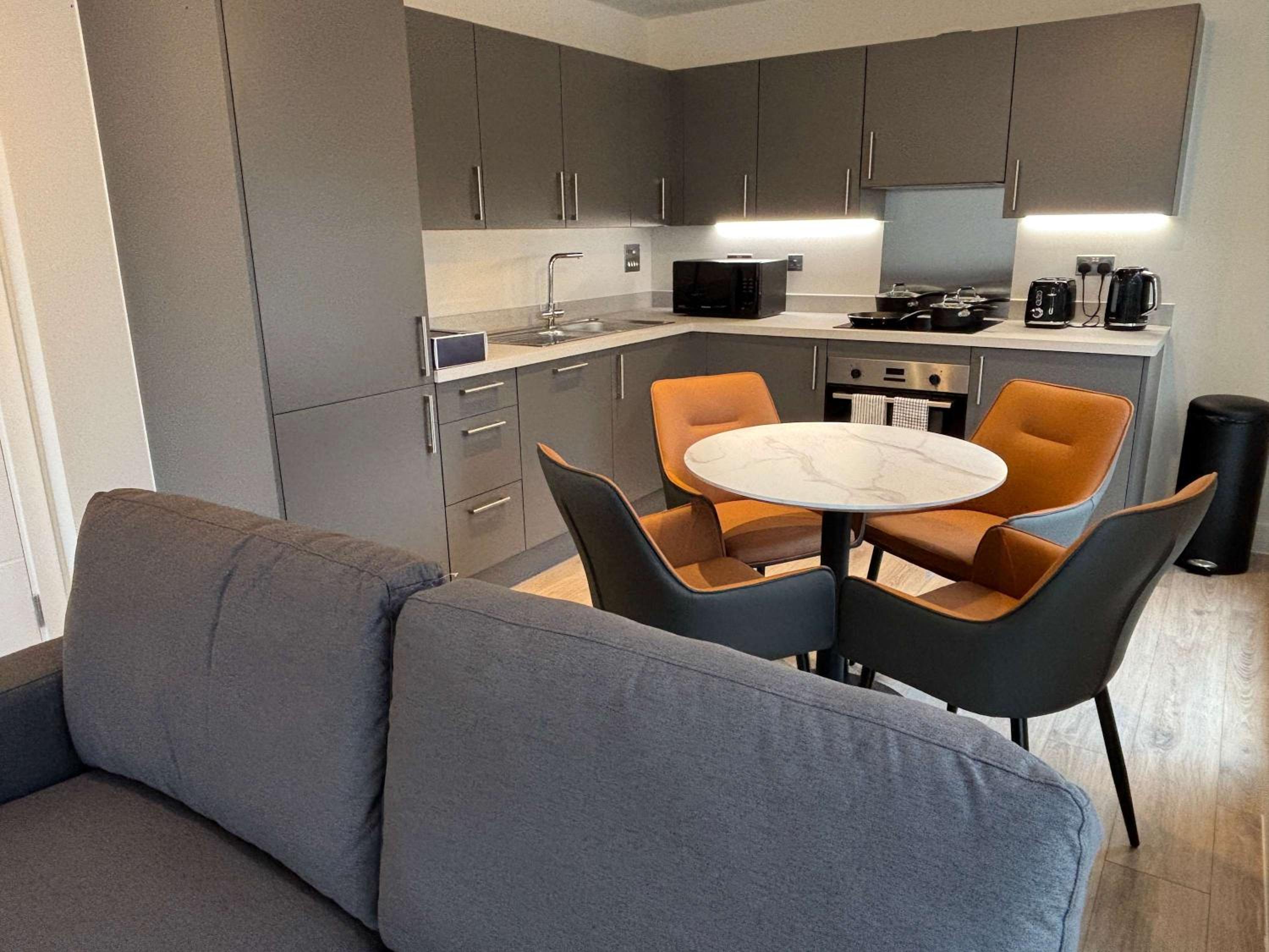 BrandNew 2Bedroom Apartment with Parking, Sleeps 5