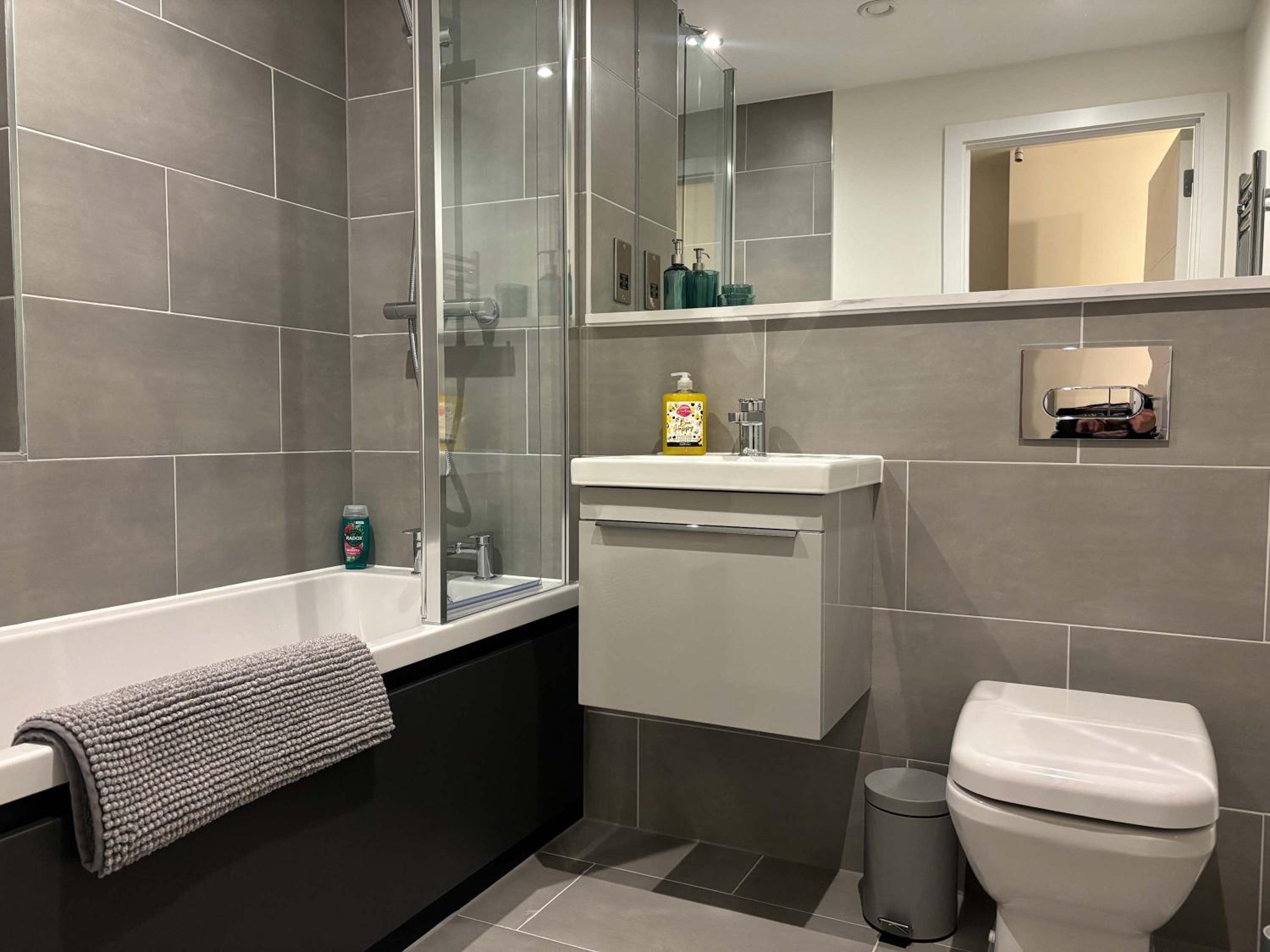 BrandNew 2Bedroom Apartment with Parking, Sleeps 5