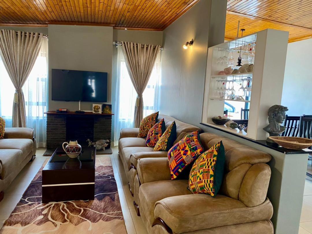 Luxurious 6 bed 6 baths in Sunridge - 2299