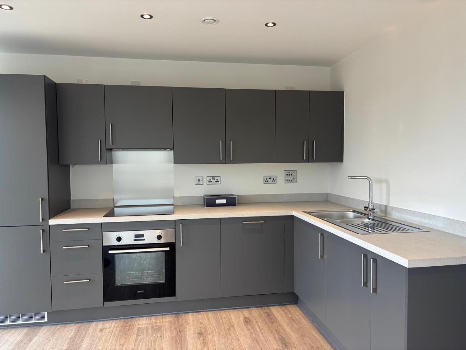 Contemporary 2-Bed Apartment near City Centre