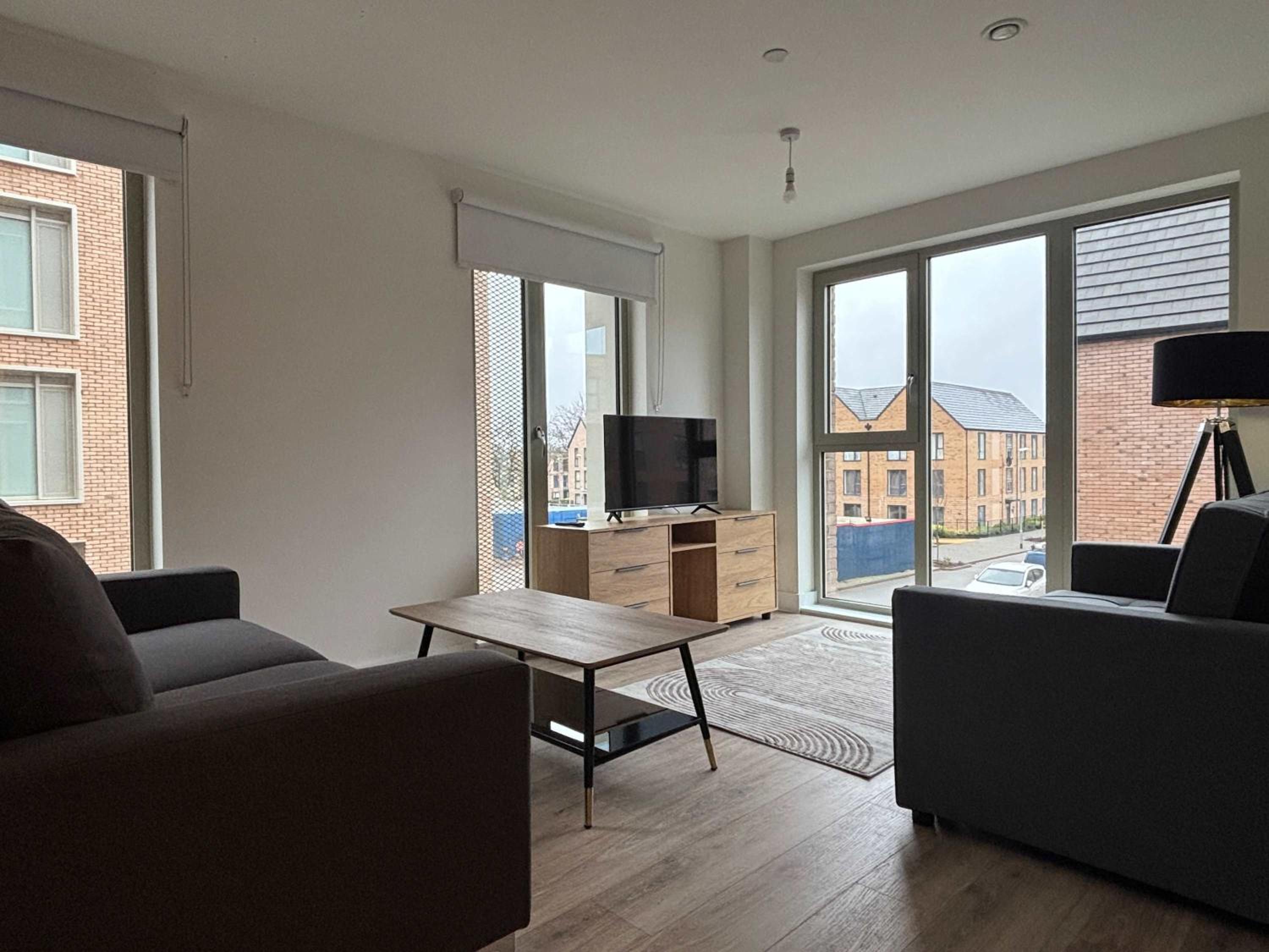 Elegant 2-Bed Apt in City, Sleeps 5 with Parking
