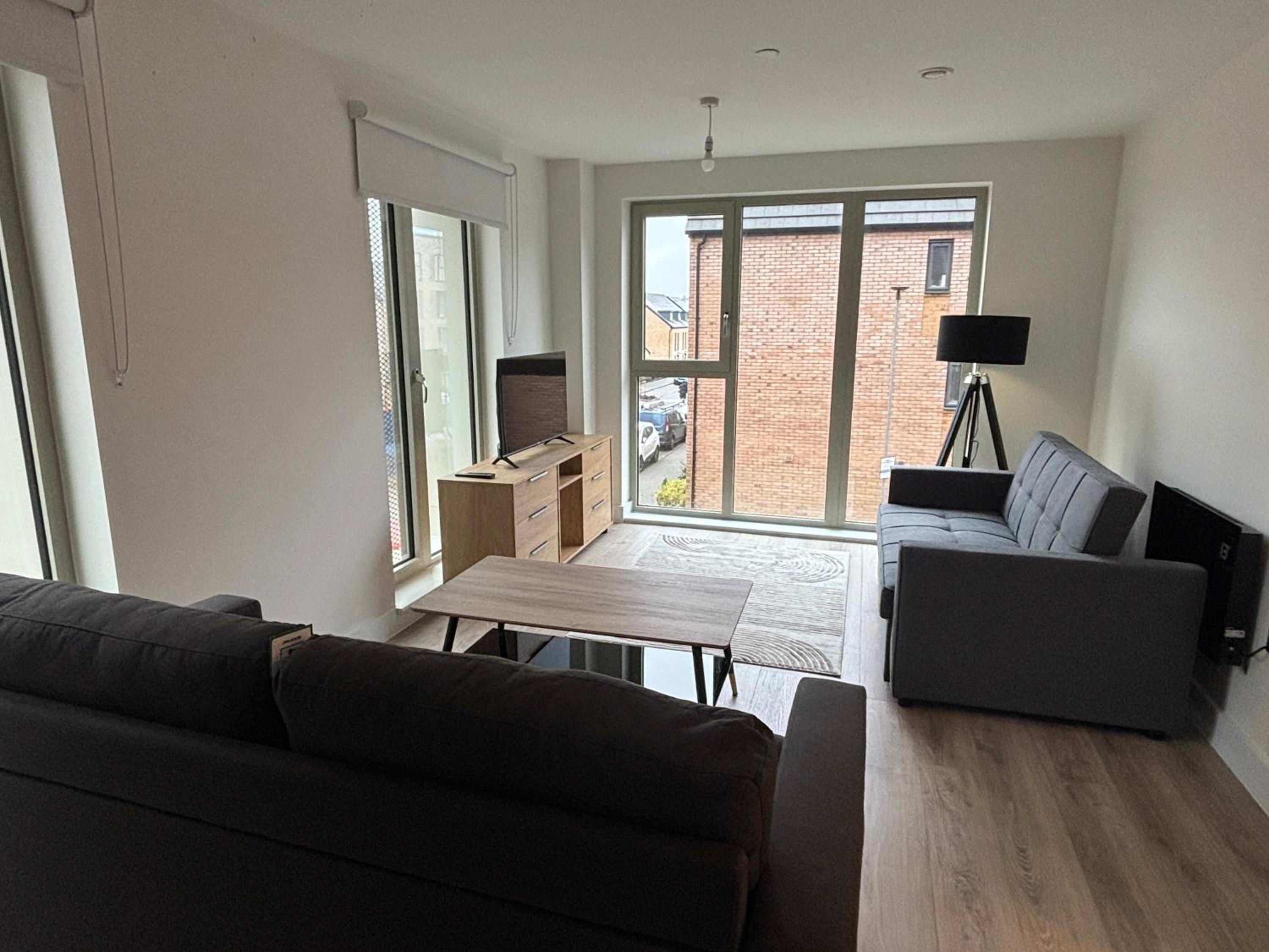 Elegant 2-Bed Apt in City, Sleeps 5 with Parking
