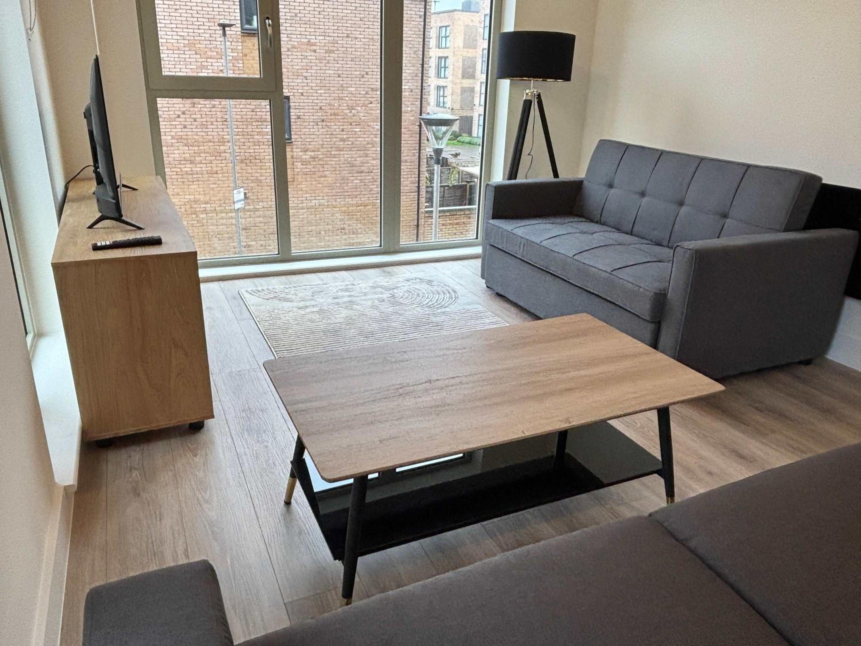 Elegant 2-Bed Apt in City, Sleeps 5 with Parking