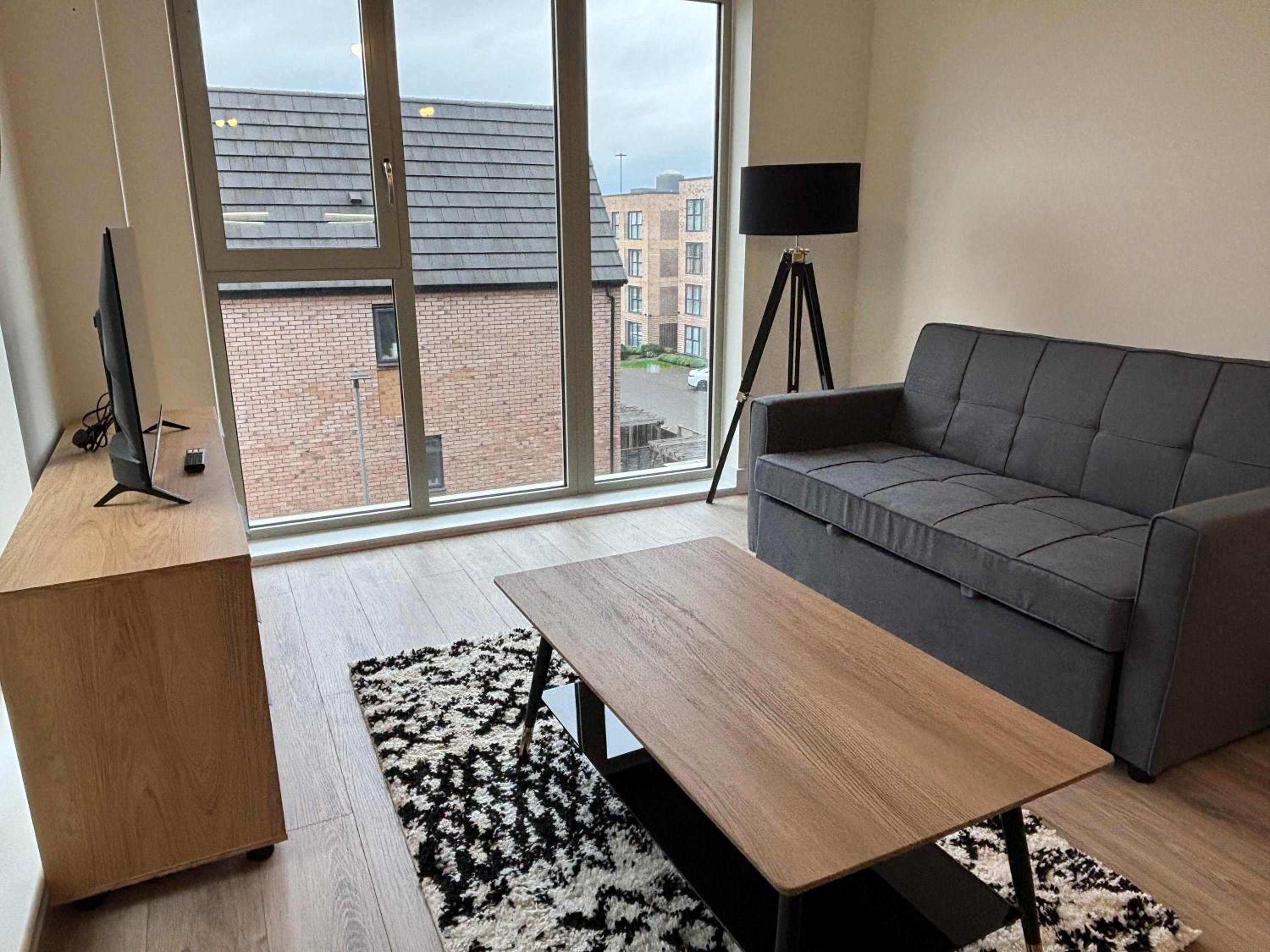 Elegant 2-Bed Apt in City, Sleeps 5 with Parking