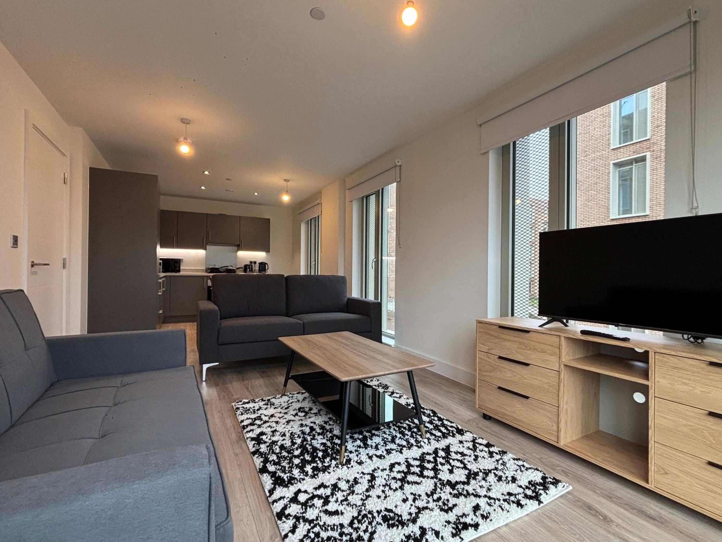 Elegant 2-Bed Apt in City, Sleeps 5 with Parking