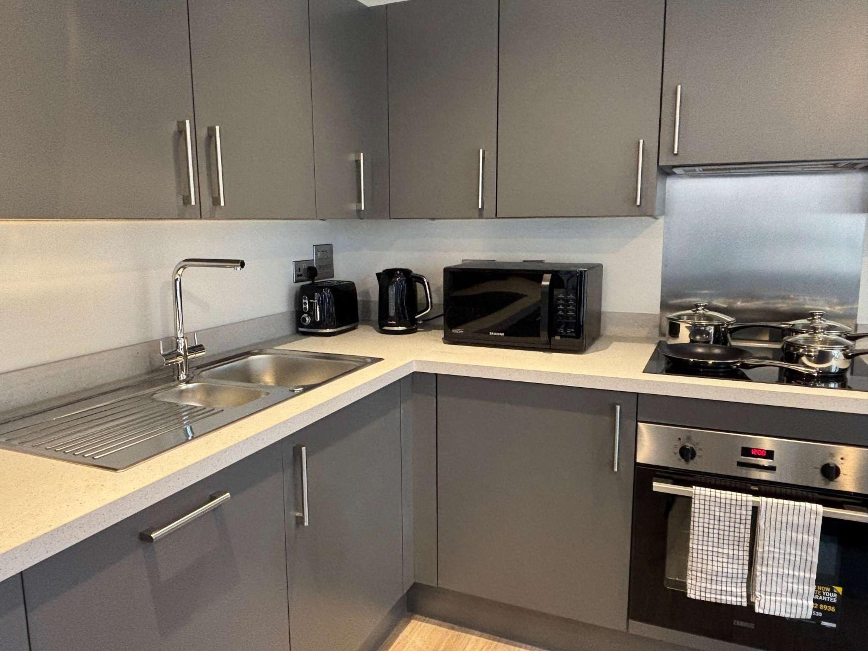 Elegant 2-Bed Apt in City, Sleeps 5 with Parking