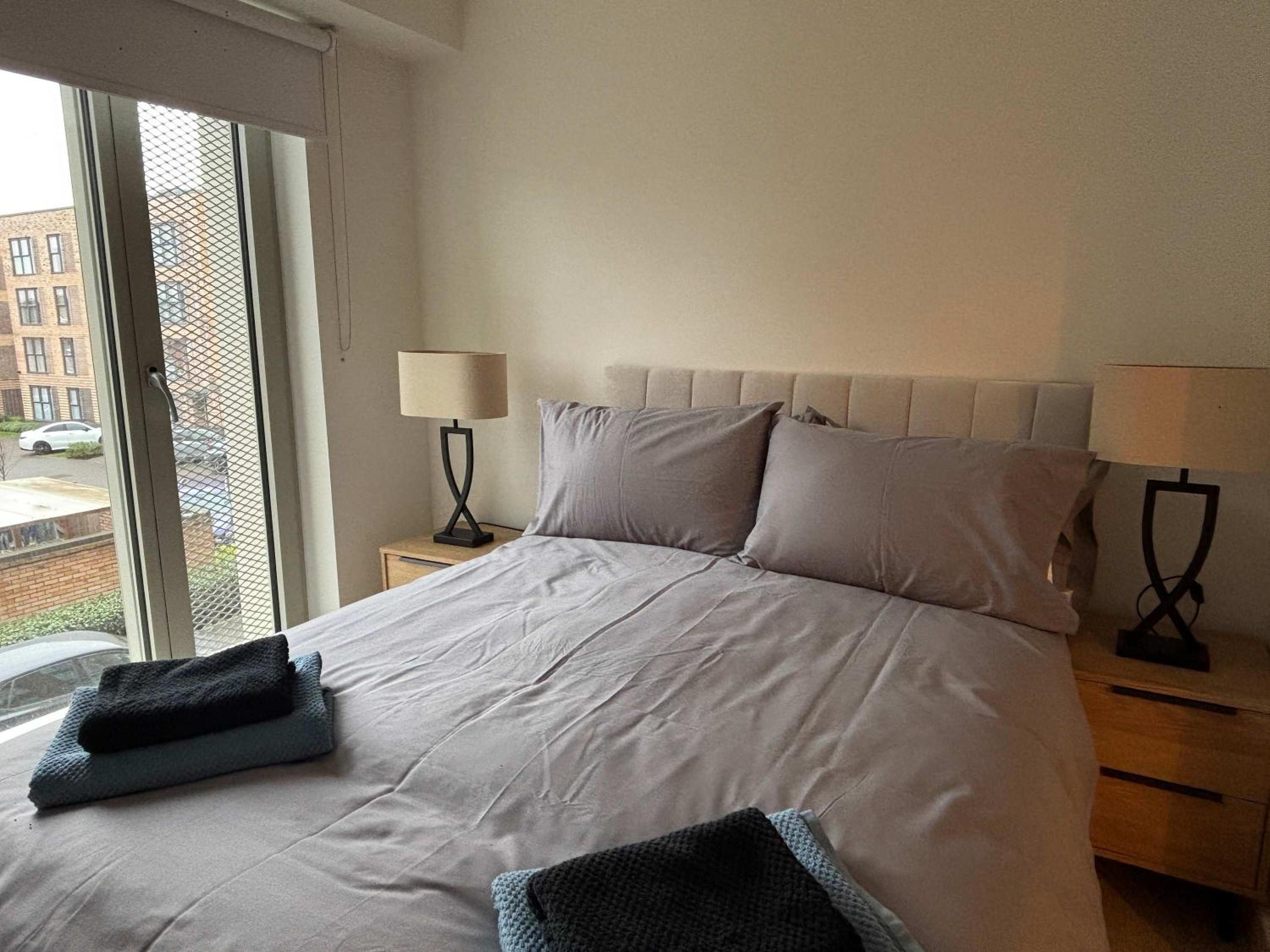 Elegant 2-Bed Apt in City, Sleeps 5 with Parking
