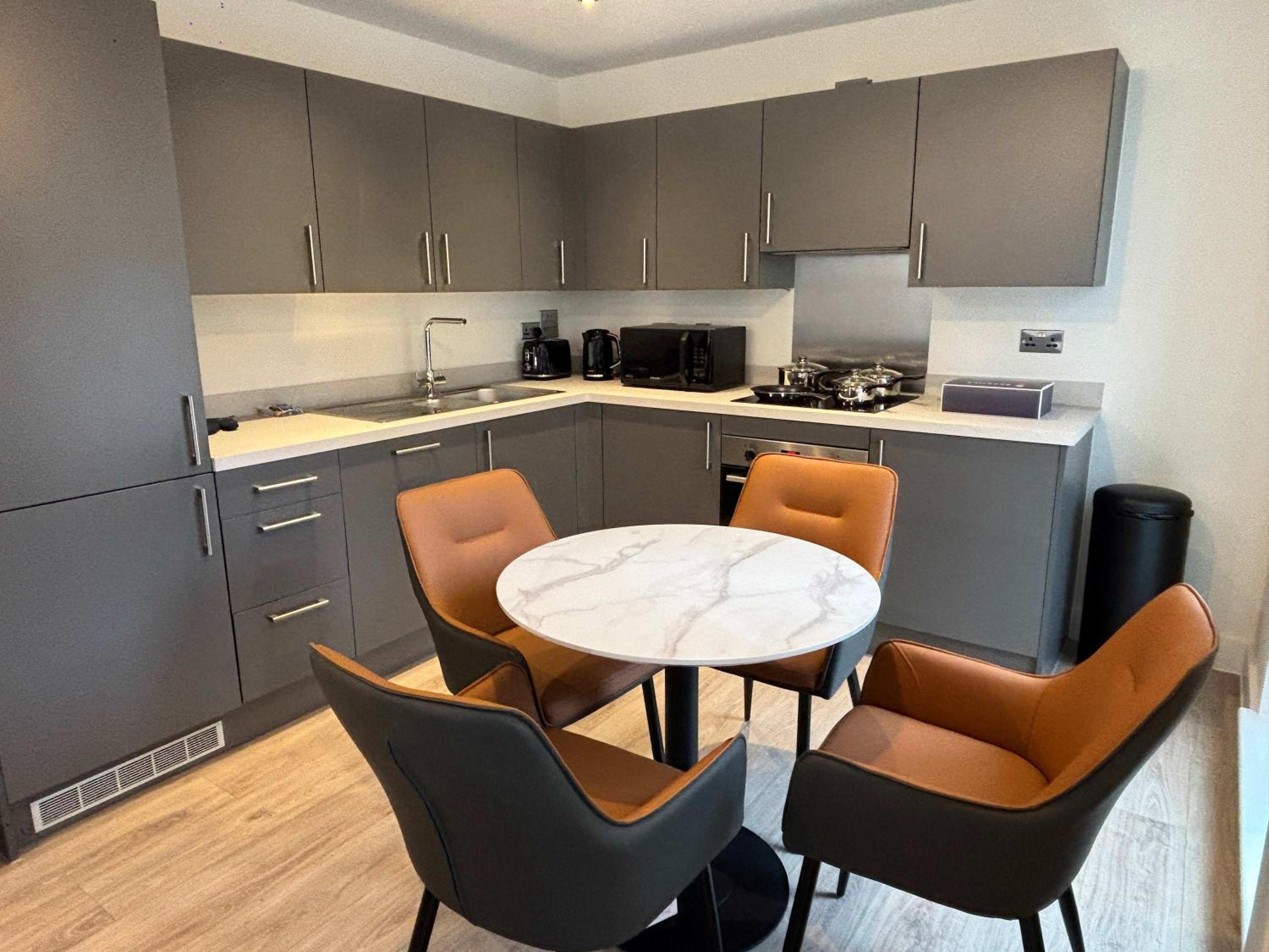 Elegant 2-Bed Apt in City, Sleeps 5 with Parking