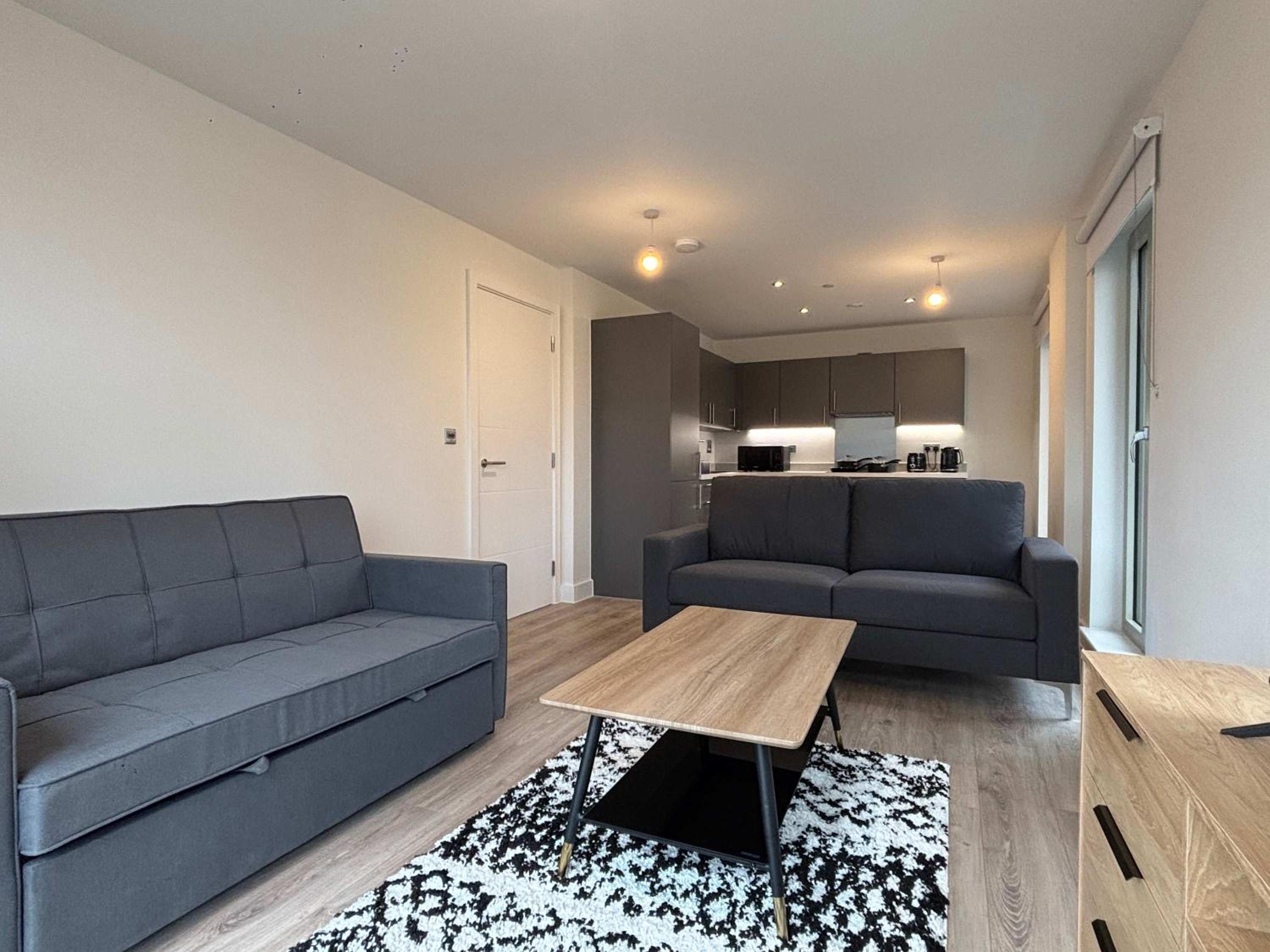 Elegant 2-Bed Apt in City, Sleeps 5 with Parking