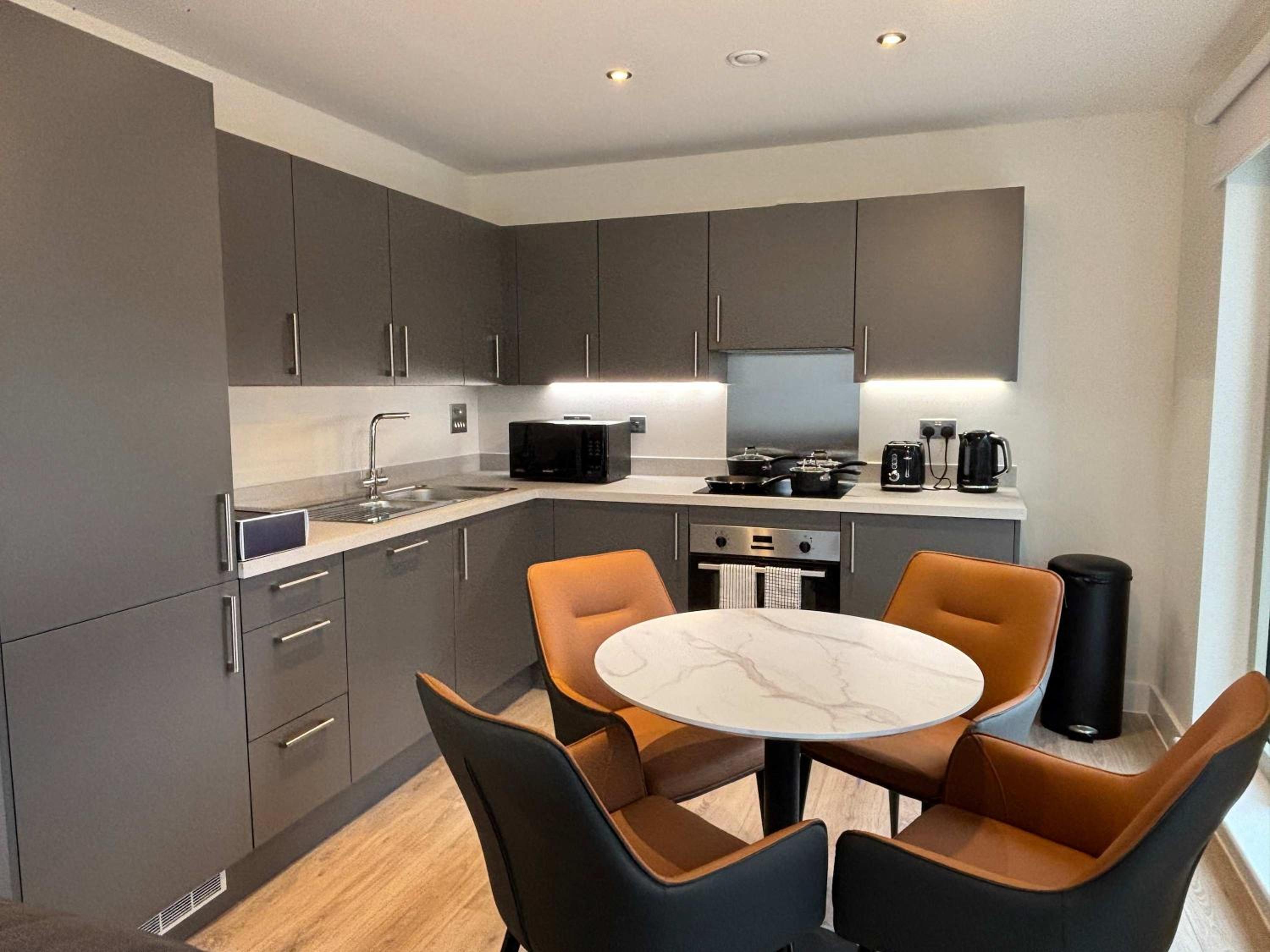 Elegant 2-Bed Apt in City, Sleeps 5 with Parking