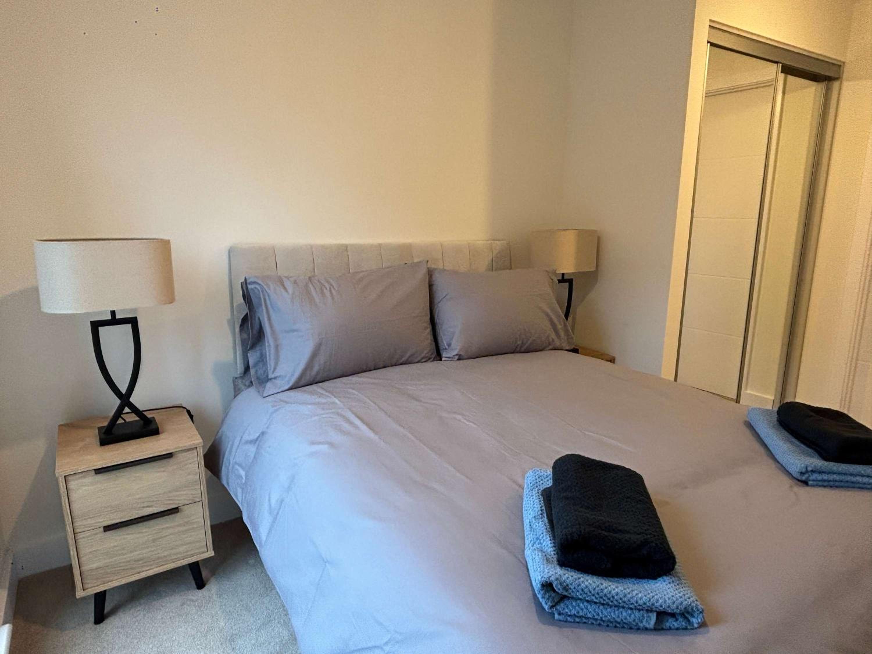 Elegant 2-Bed Apt in City, Sleeps 5 with Parking