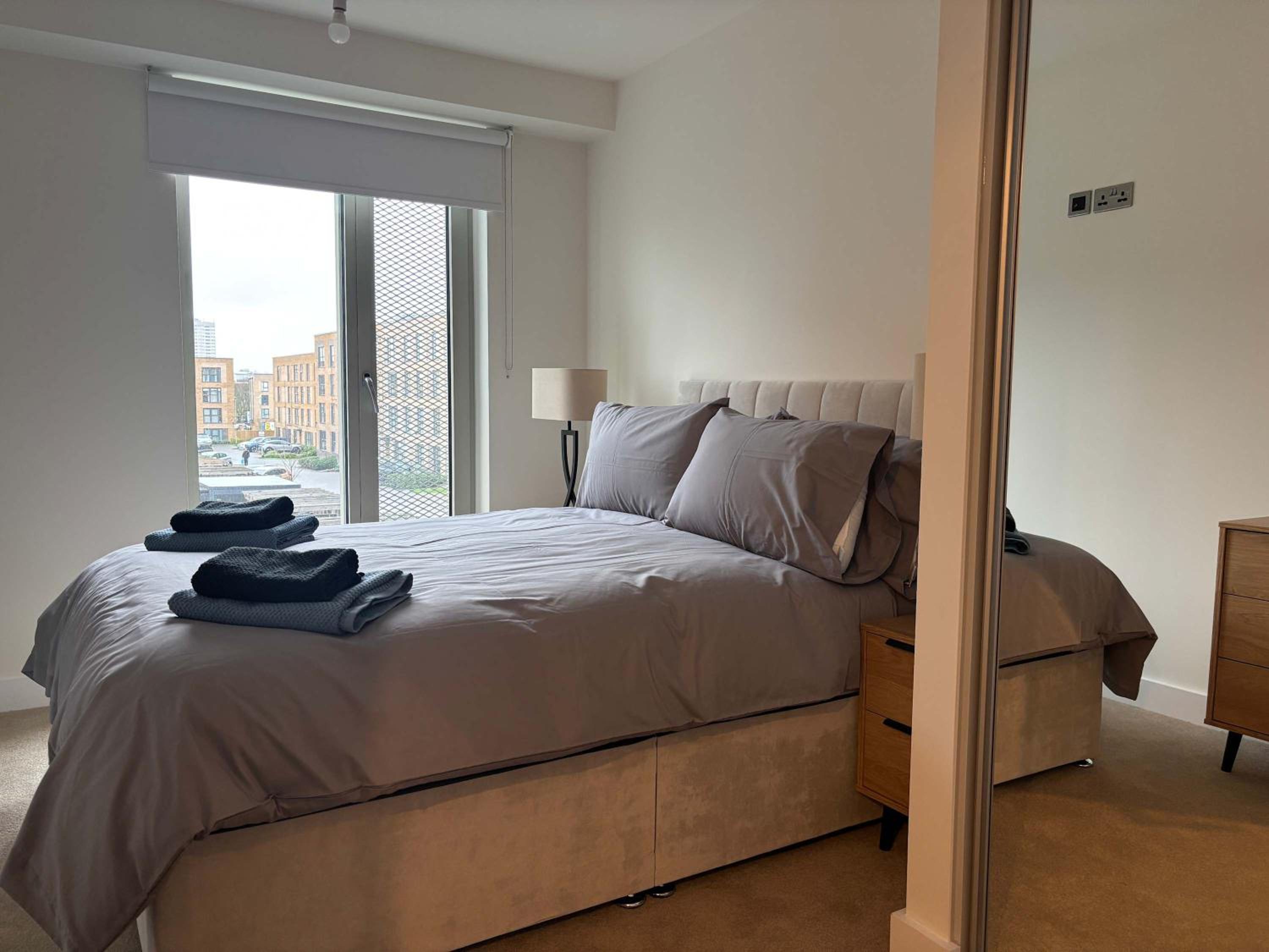 Elegant 2-Bed Apt in City, Sleeps 5 with Parking