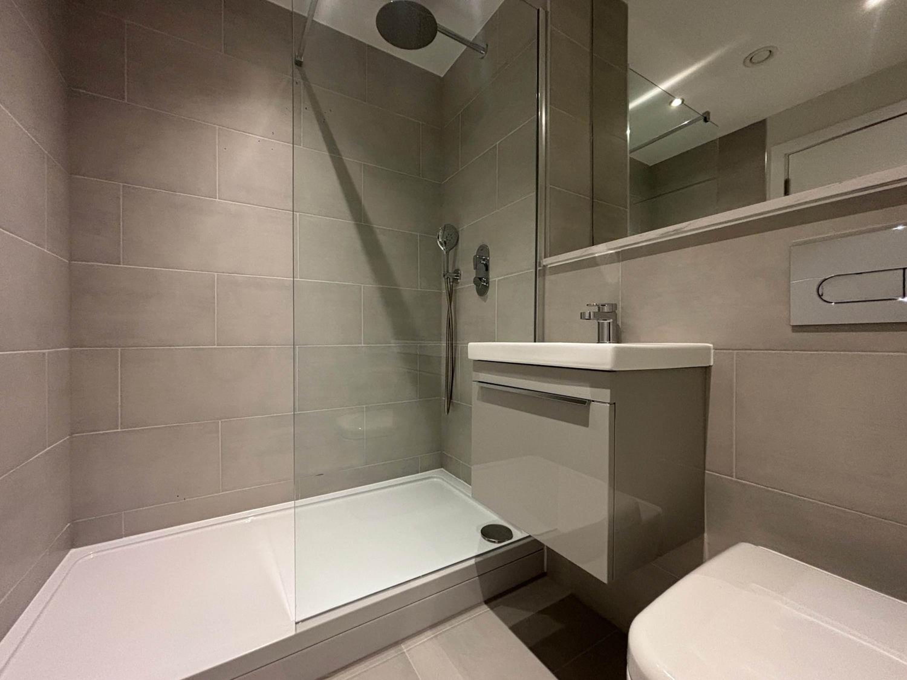 Elegant 2-Bed Apt in City, Sleeps 5 with Parking